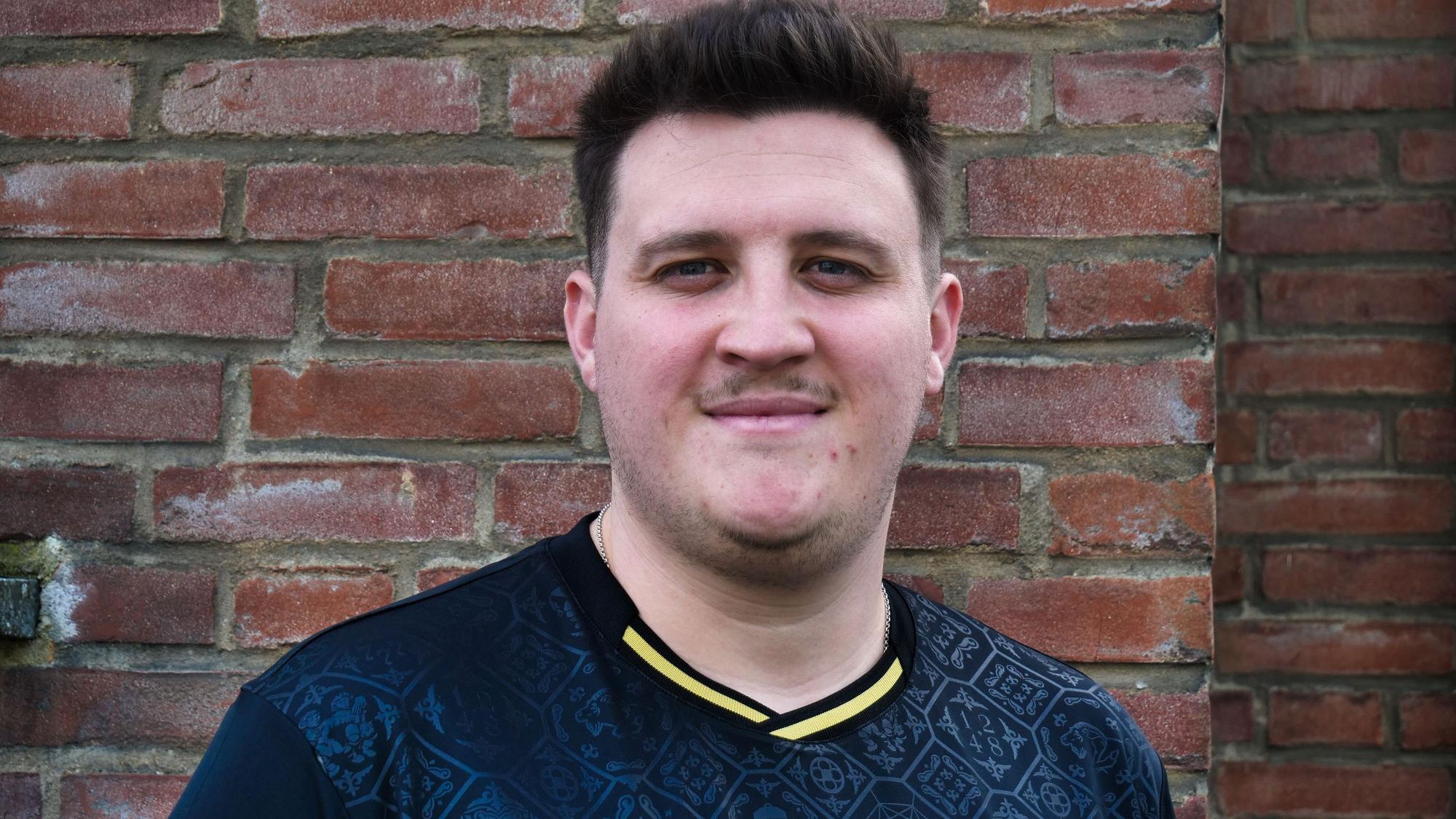 Das Foto zeigt Felix Jülicher im Portrait und im dunkelblauen FC-Trikot.
