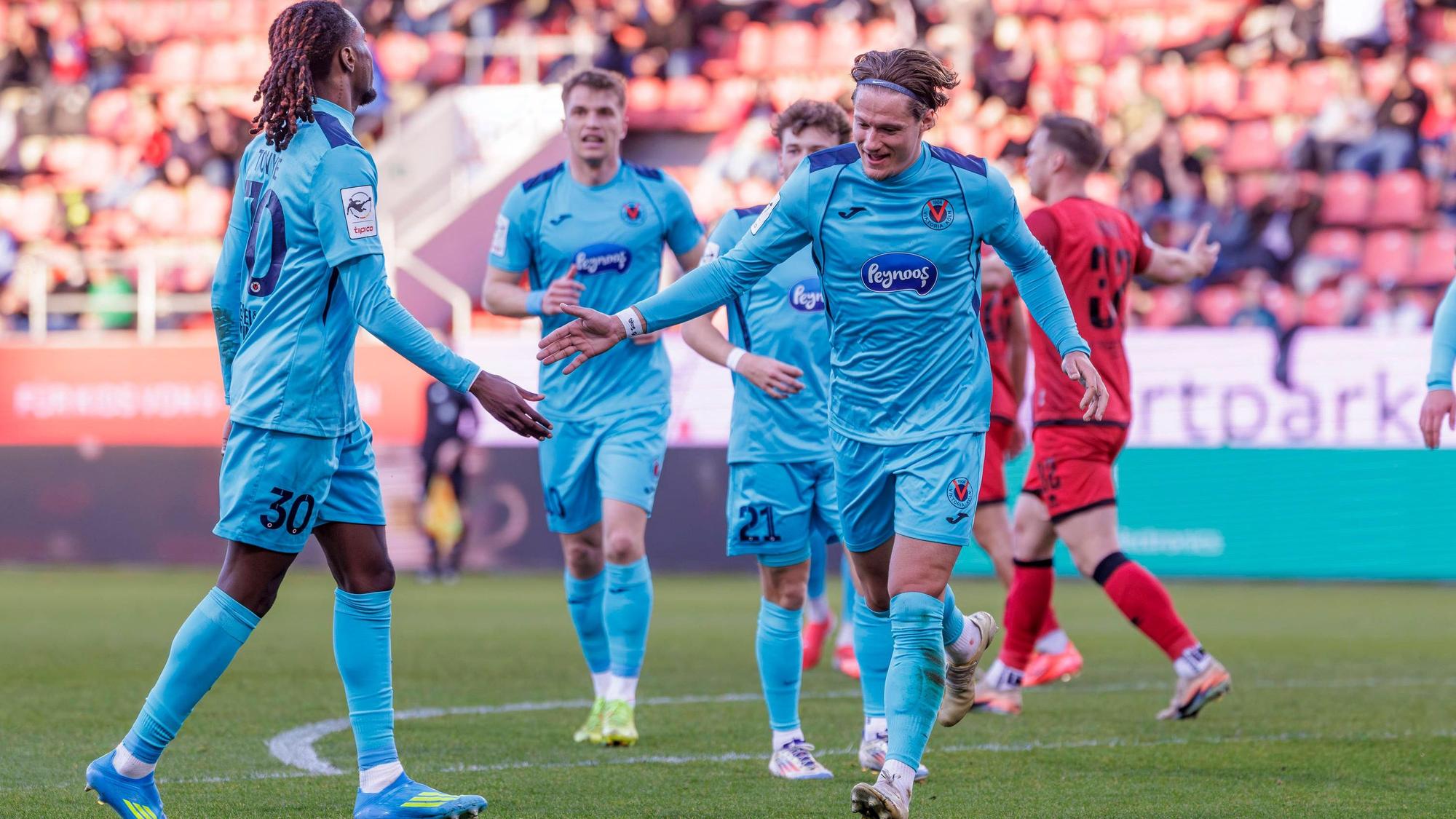 Ingolstadt, Deutschland 08. April 2026: 3. Liga - 2025/2026 - FC Ingolstadt 04 gegen FC Viktoria Köln Im Bild: Tobias Eisenhuth Köln jubelt nach seinem Tor zum 0:1 mit seinen Mannschaftskollegen, /// DFB regulations prohibit any use of photographs as image sequences and/or quasi-video /// Audi Sportpark Bayern *** Ingolstadt, Germany 08 April 2026 3 Liga 2025 2026 FC Ingolstadt 04 vs FC Viktoria Köln In the picture Tobias Eisenhuth Köln cheers with his teammates after his goal to 0 1, DFB regulations prohibit any use of photographs as image sequences and or quasi video Audi Sportpark Bayern Copyright: xFotostandx/xSchäferx