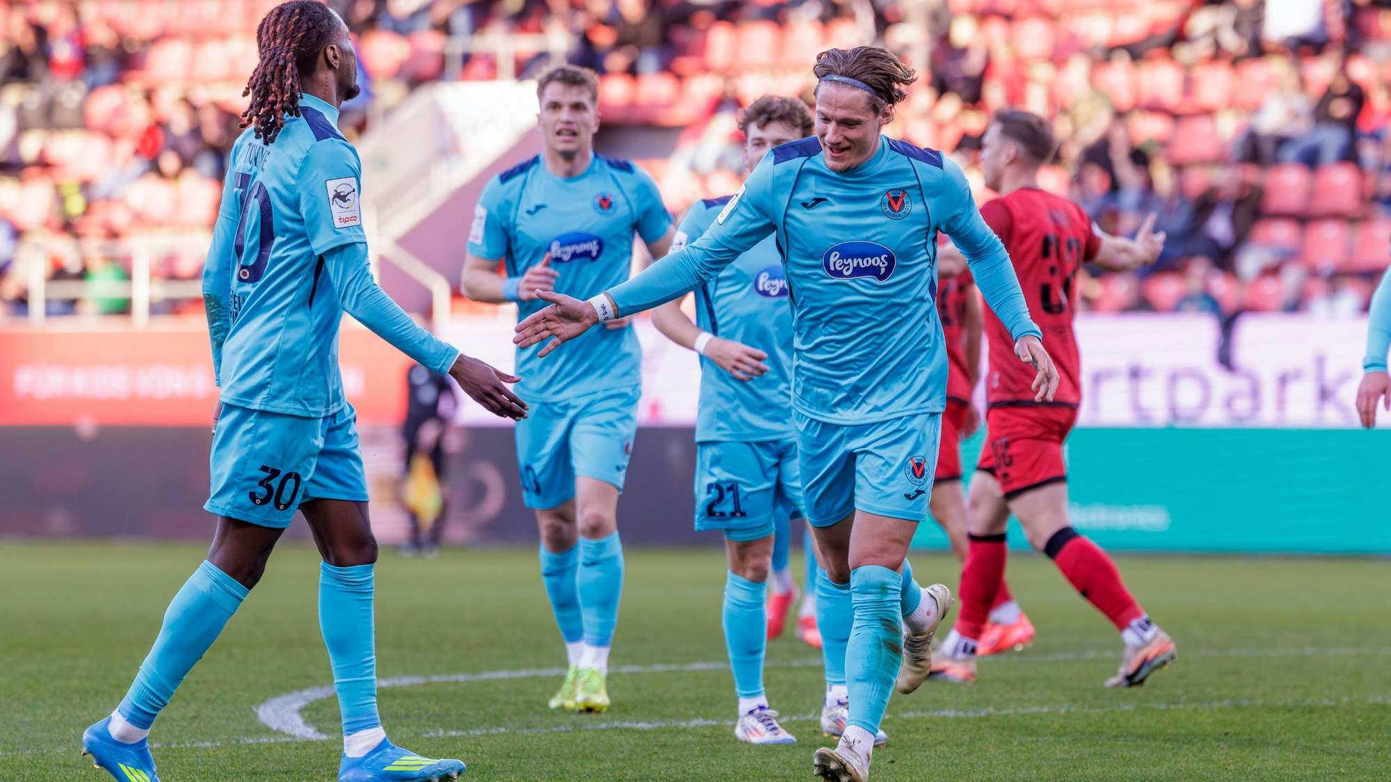 Ingolstadt, Deutschland 08. April 2026: 3. Liga - 2025/2026 - FC Ingolstadt 04 gegen FC Viktoria Köln Im Bild: Tobias Eisenhuth Köln jubelt nach seinem Tor zum 0:1 mit seinen Mannschaftskollegen, /// DFB regulations prohibit any use of photographs as image sequences and/or quasi-video /// Audi Sportpark Bayern *** Ingolstadt, Germany 08 April 2026 3 Liga 2025 2026 FC Ingolstadt 04 vs FC Viktoria Köln In the picture Tobias Eisenhuth Köln cheers with his teammates after his goal to 0 1, DFB regulations prohibit any use of photographs as image sequences and or quasi video Audi Sportpark Bayern Copyright: xFotostandx/xSchäferx