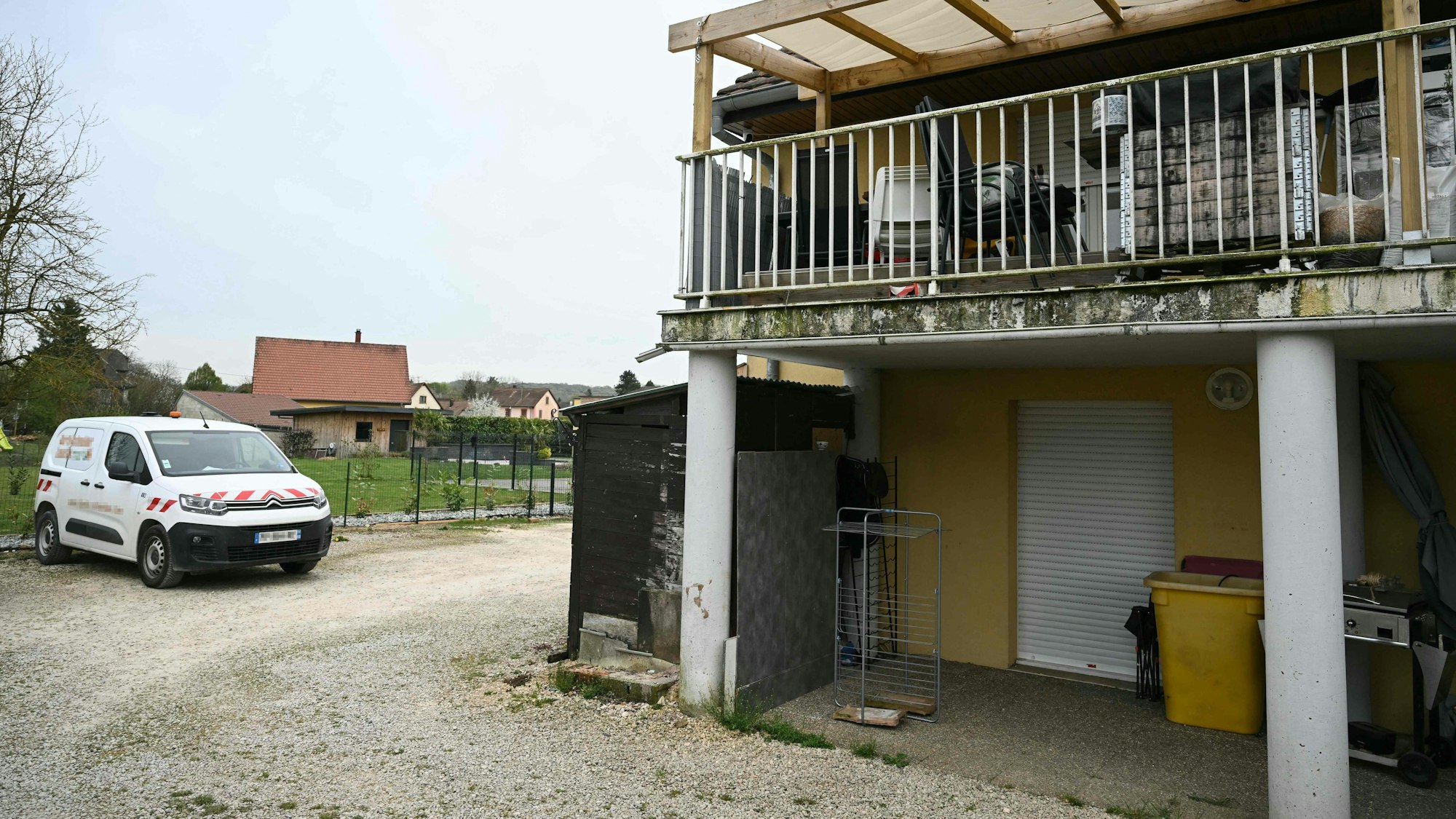 Die Polizei einem Gebäude, in dem ein Verdächtiger festgenommen wurde.