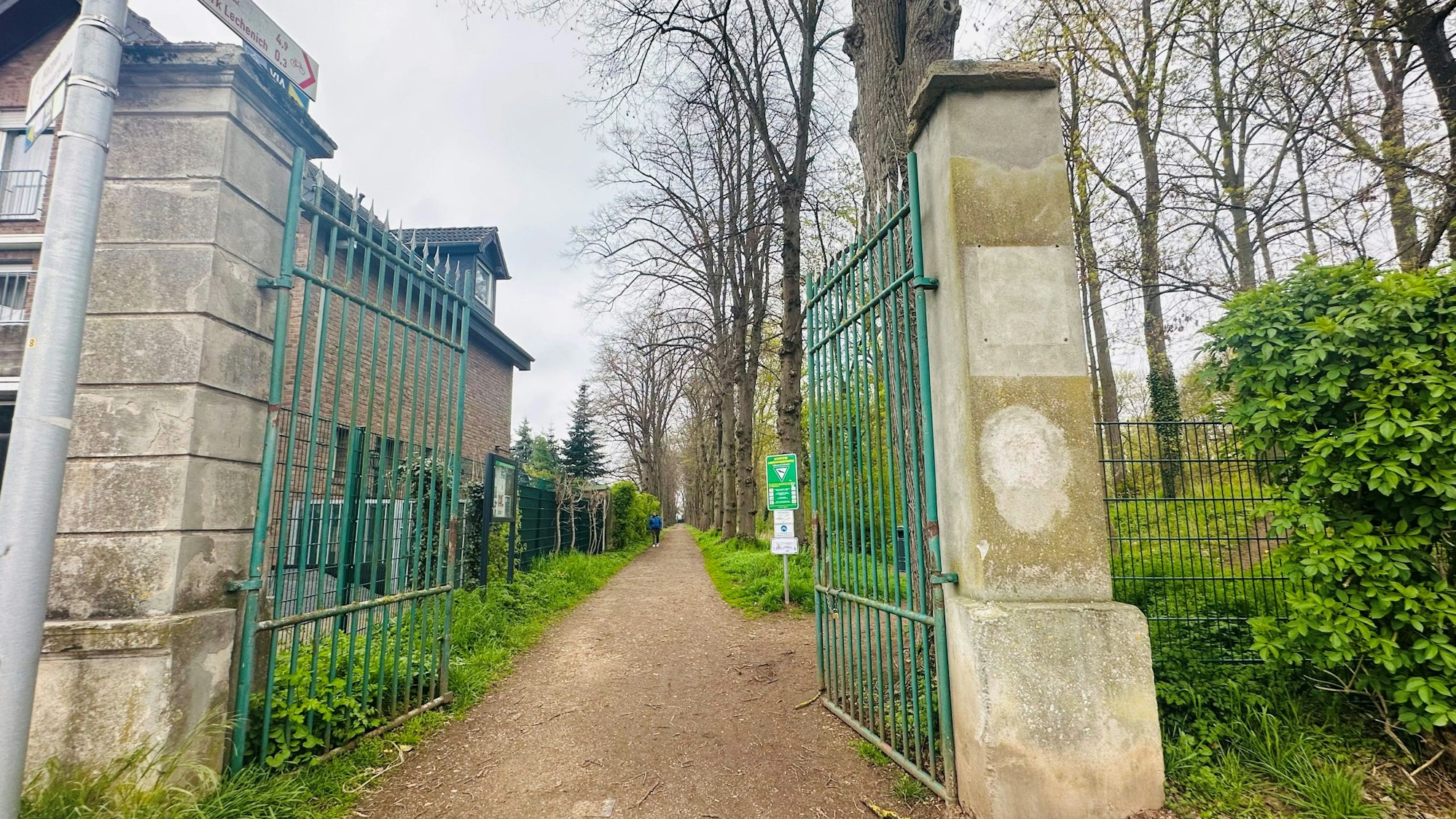 Das Bild zeigt ein Tor in einen Park.