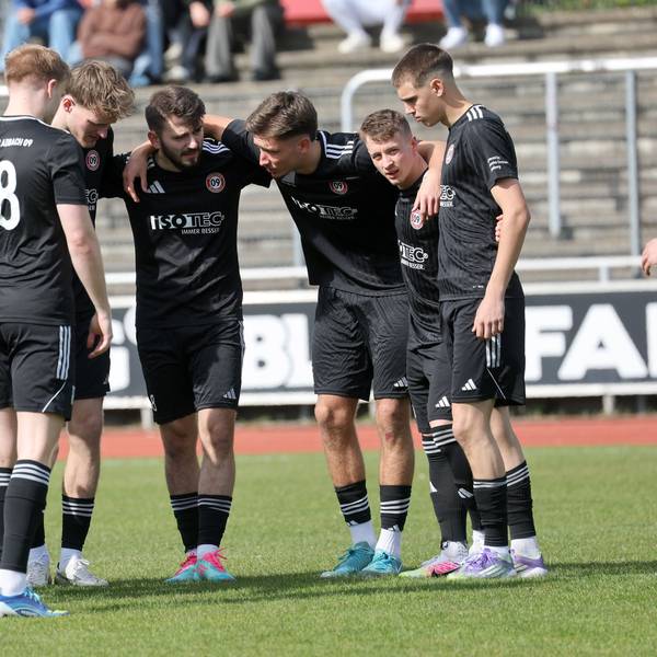 Das Team steht im Kreis zusammen.