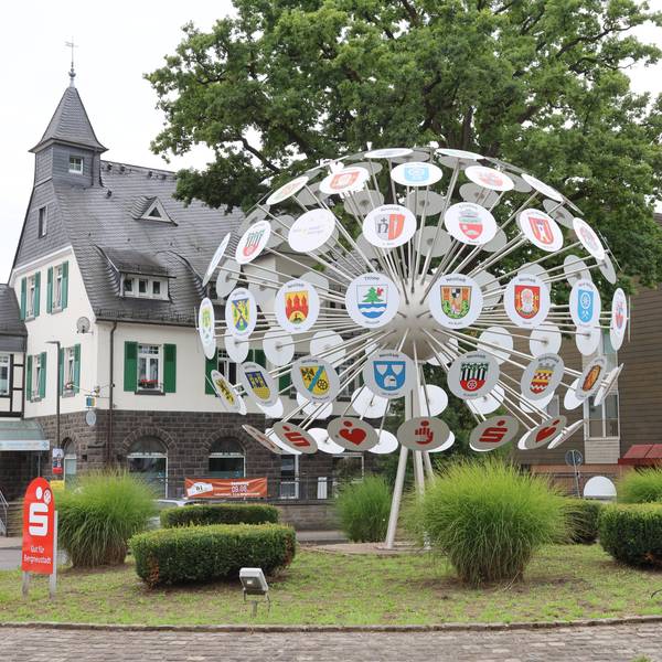 Blick auf den Kreisverkehr Pusteblume in Bergneustadt