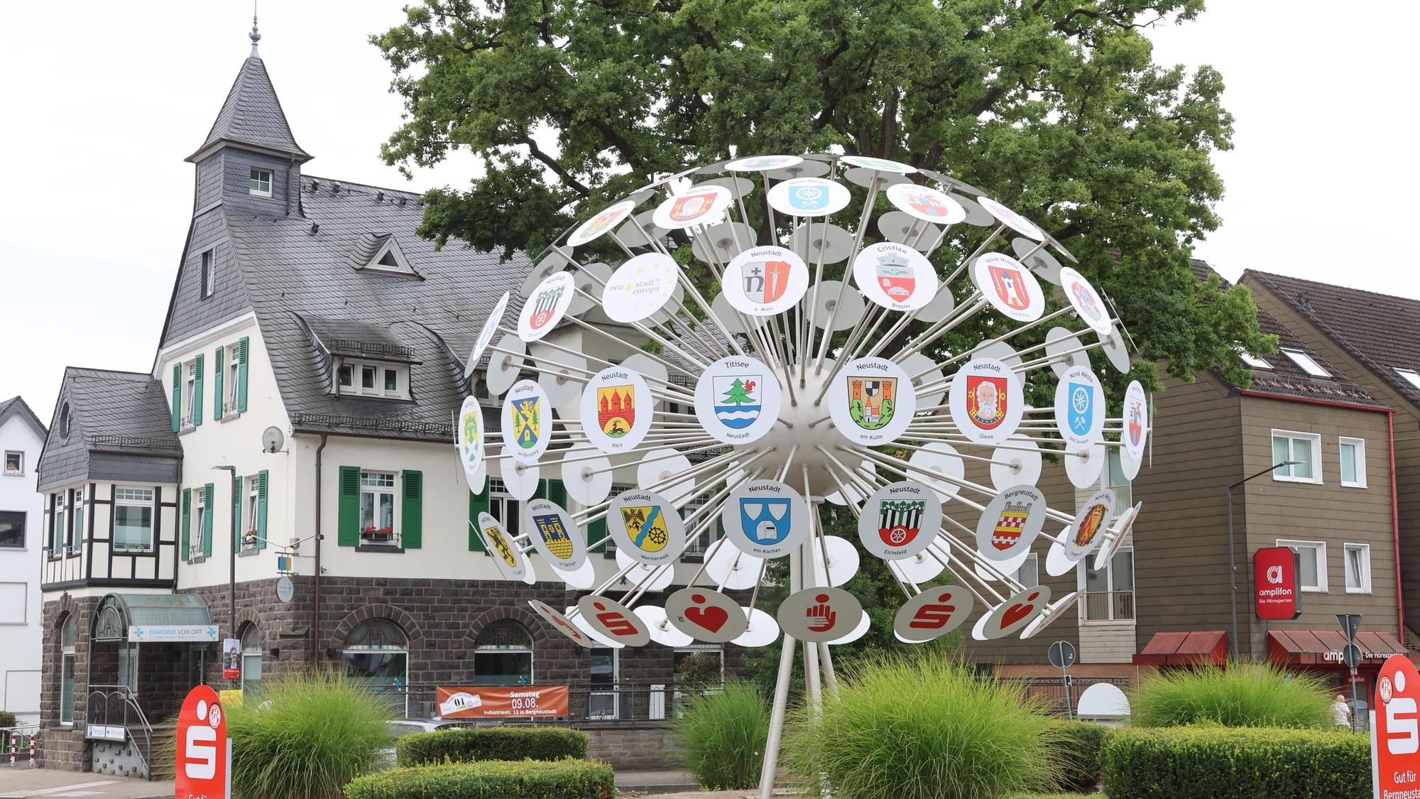 Blick auf den Kreisverkehr Pusteblume in Bergneustadt