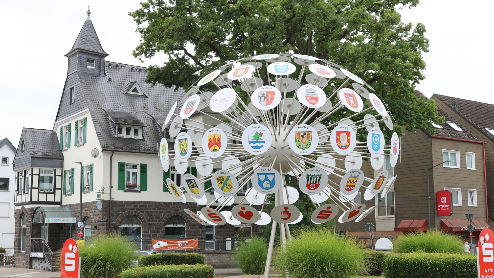Blick auf den Kreisverkehr Pusteblume in Bergneustadt