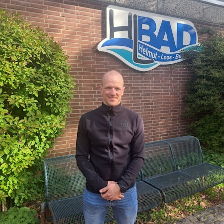 Dominik Schreiter ist Vorsitzender der Spielvereinigung Lülsdorf-Ranzel. Er setzt sich für die Sanierung des in die Jahre gekommenen Niederkasseler Hallenbades und dessen Weiterbetrieb als Bürgerbad ein.