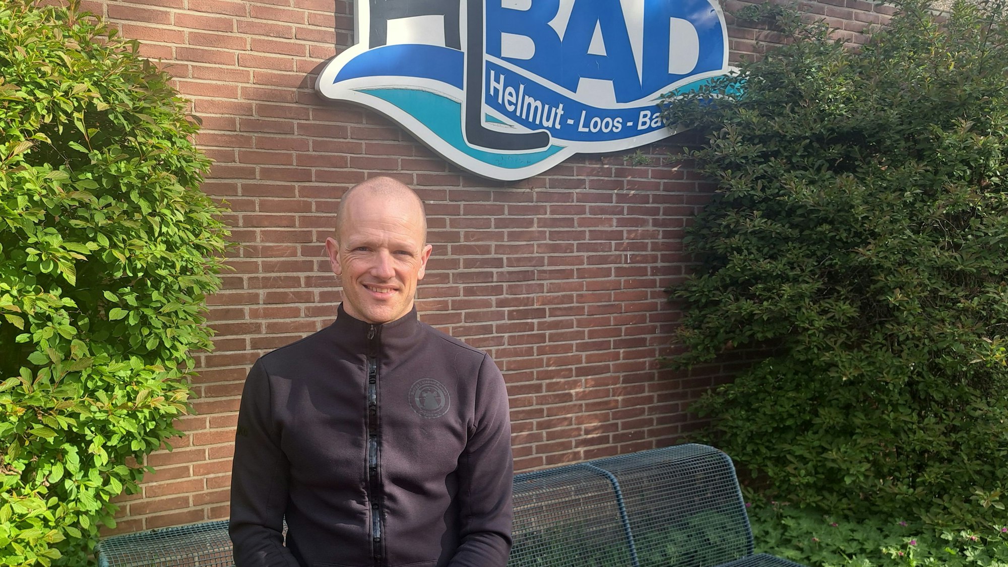 Dominik Schreiter ist Vorsitzender der Spielvereinigung Lülsdorf-Ranzel. Er setzt sich für die Sanierung des in die Jahre gekommenen Niederkasseler Hallenbades und dessen Weiterbetrieb als Bürgerbad ein.