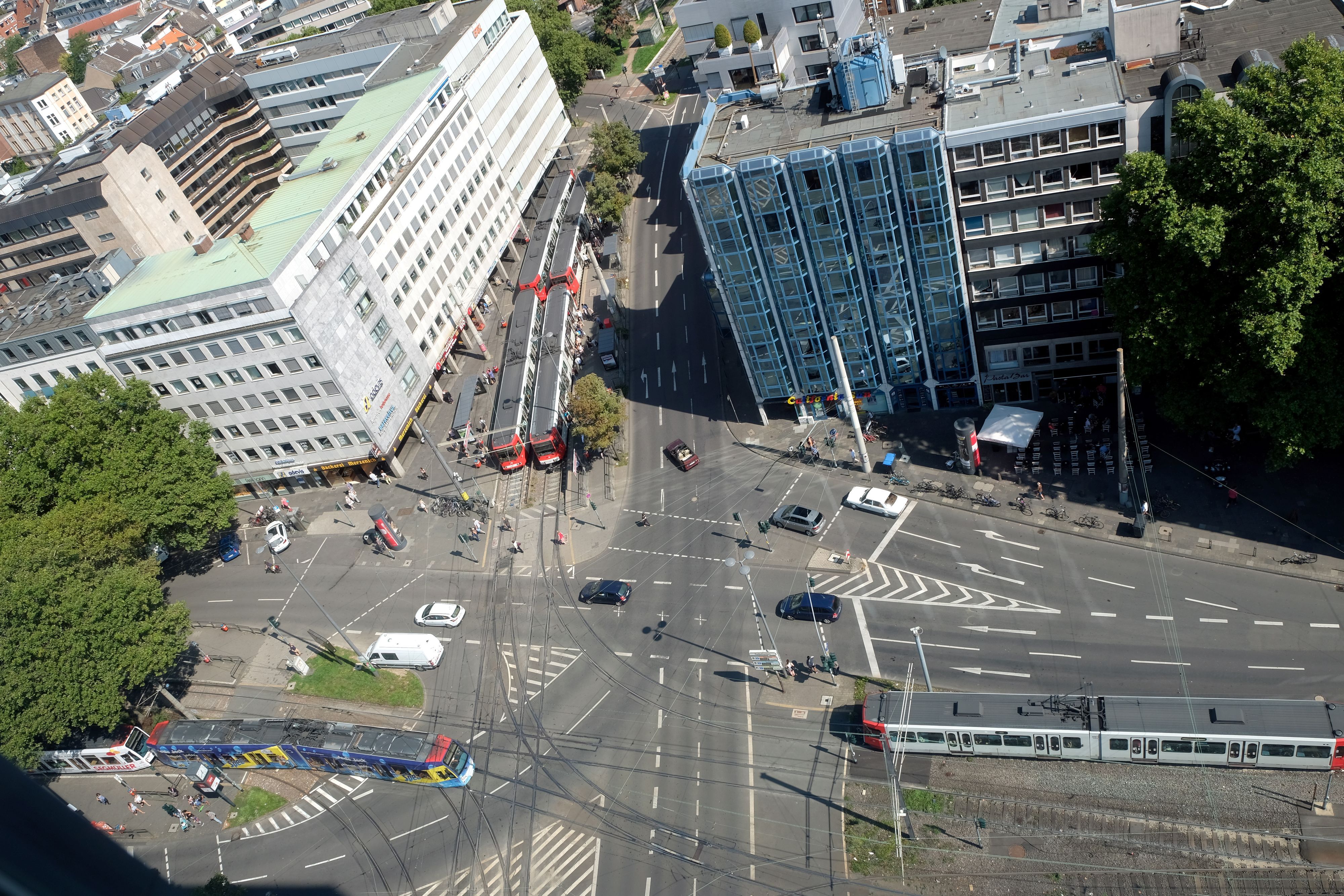 Die Haltestelle Barbarossaplatz von oben fotografiert.