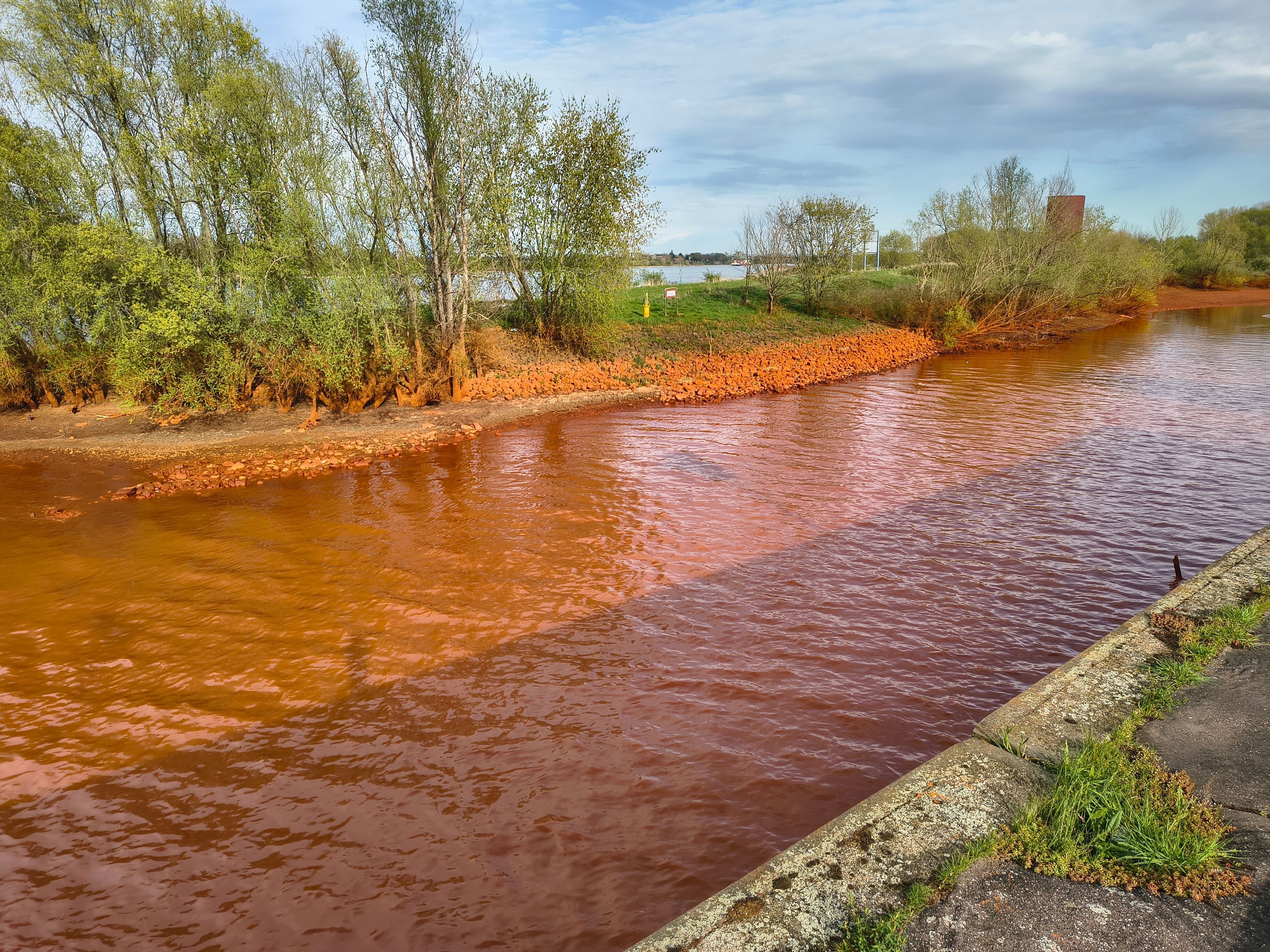 In Köln-Worringen fließt der Kölner Randkanal in den Rhein.
