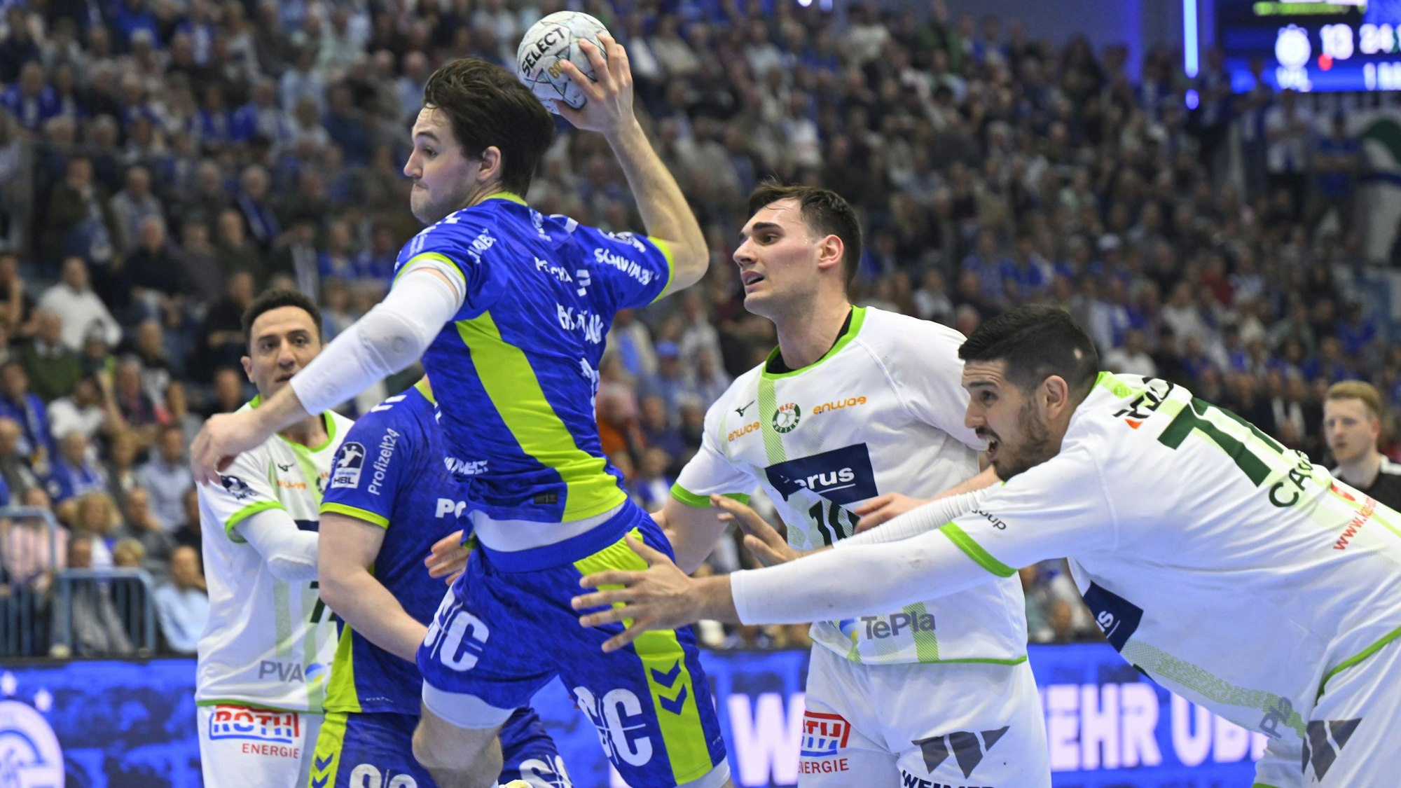 Ludvig Hallbäck hat zum Wurf angesetzt.