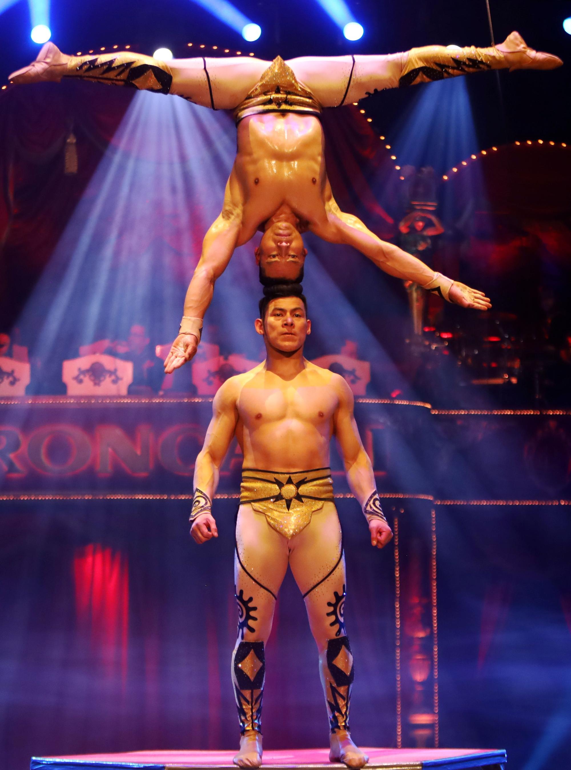 10.04.2026, Köln: Joel Yaicate Saavedra und Pablo Nonato sind das Duo Vitalys bei der Premiere beim Gastspiel 2026 des Zirkus Roncalli („Circus-Theater“) auf dem Neumarkt. Foto: Arton Krasniqi