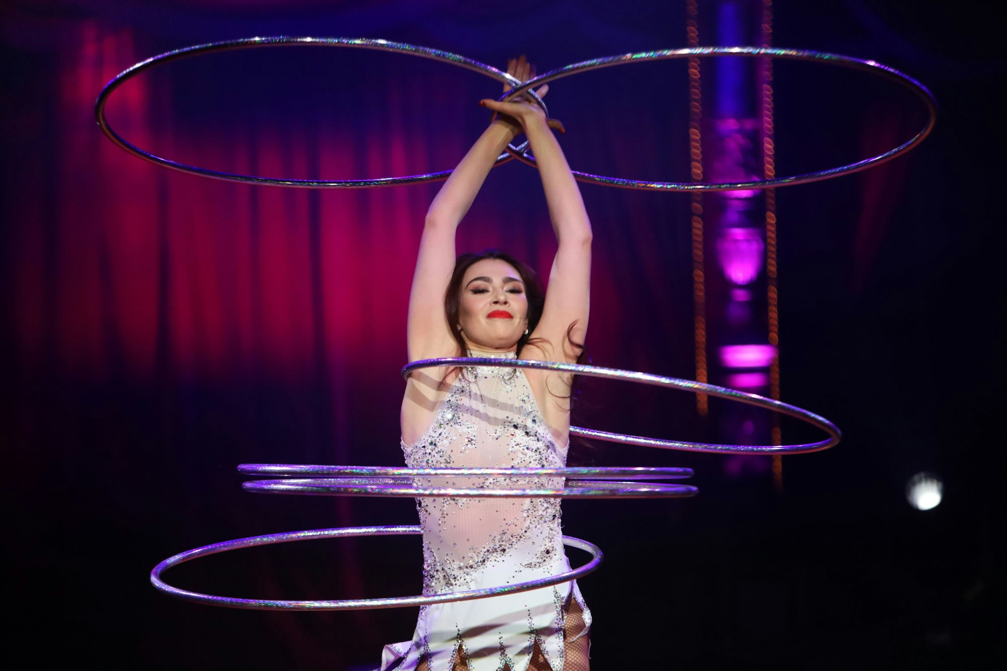 10.04.2026, Köln: Geraldine Philadelphia – Ringjonglage bei der Premiere beim Gastspiel 2026 des Zirkus Roncalli („Circus-Theater“) auf dem Neumarkt. Foto: Arton Krasniqi