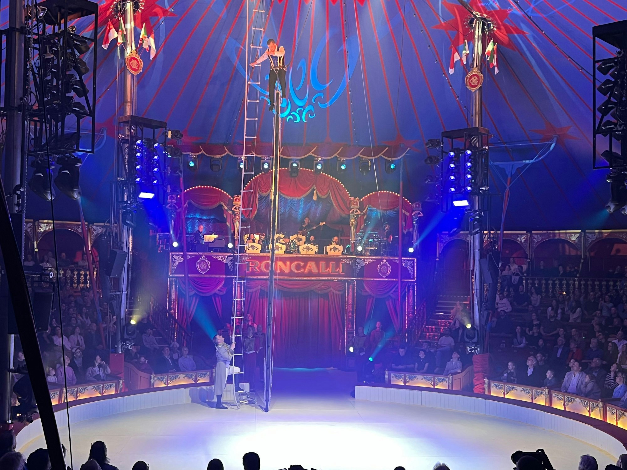 Pavel Valla Bertini mit seiner Einrad-Performance: Am Ende hat er 15 Räder unter sich. Das Publikum tobt.