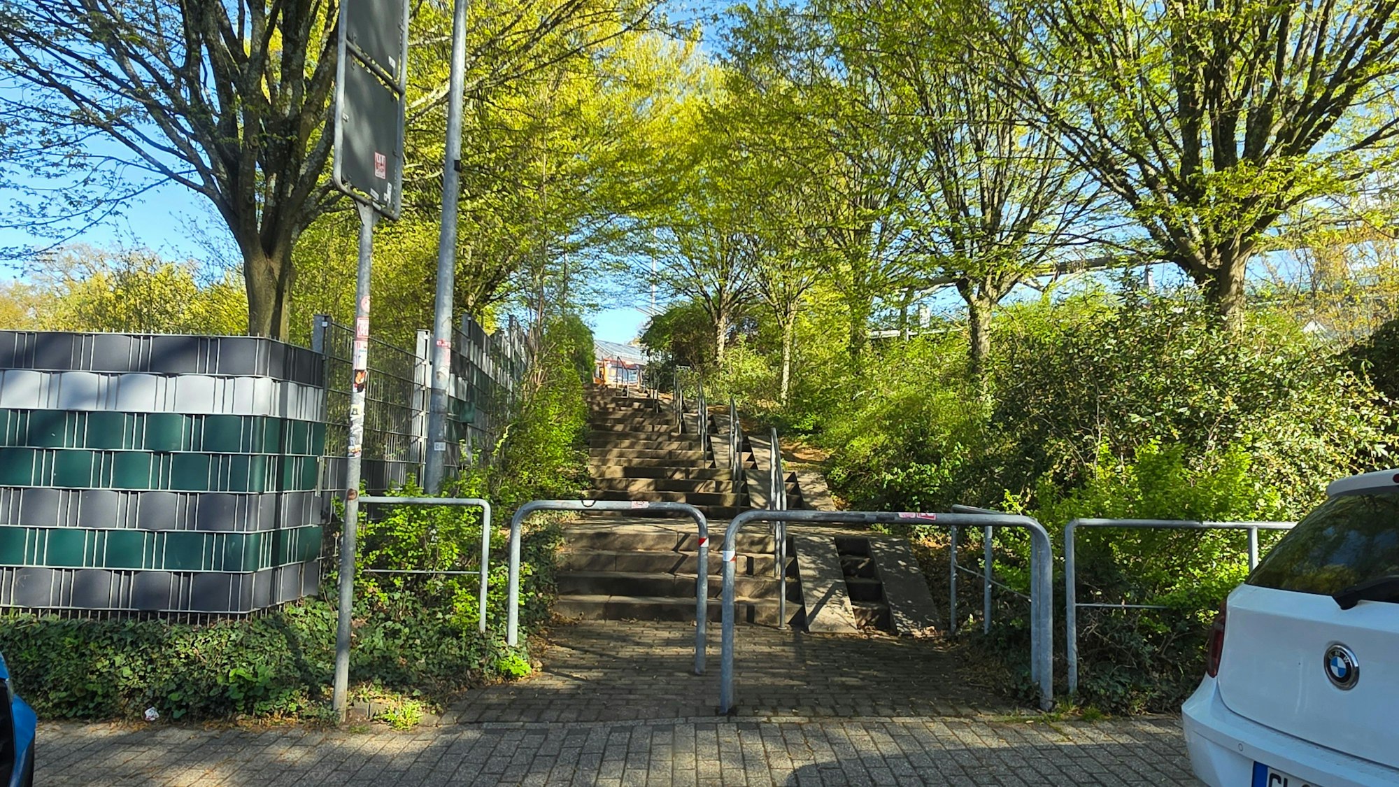 Dieser Weg führt von der Kauler Straße zum Busbahnhof hinauf.
