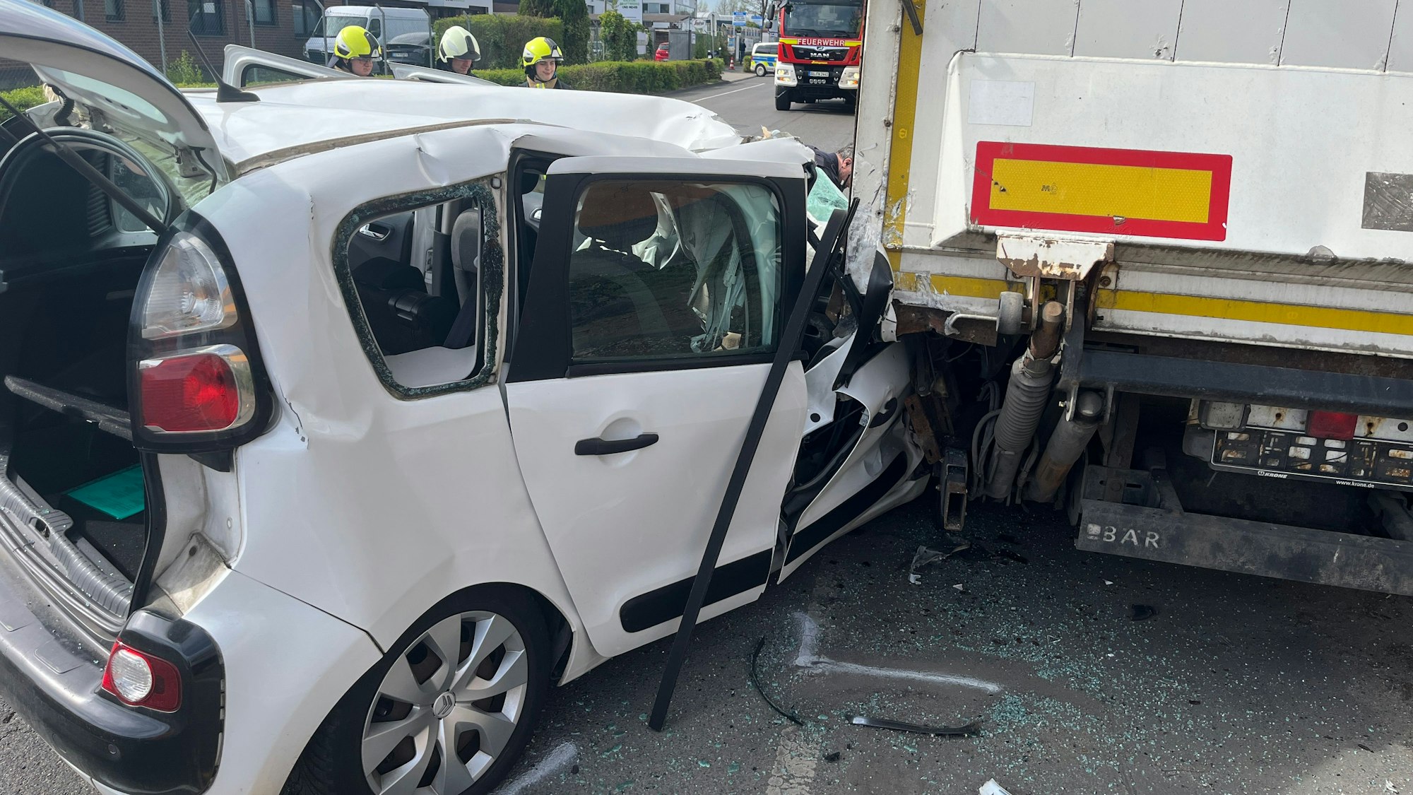 Die Beifahrerseite war durch den Zusammenstoß nahezu komplett zerstört, glücklicherweise hatte dort niemand gesessen.