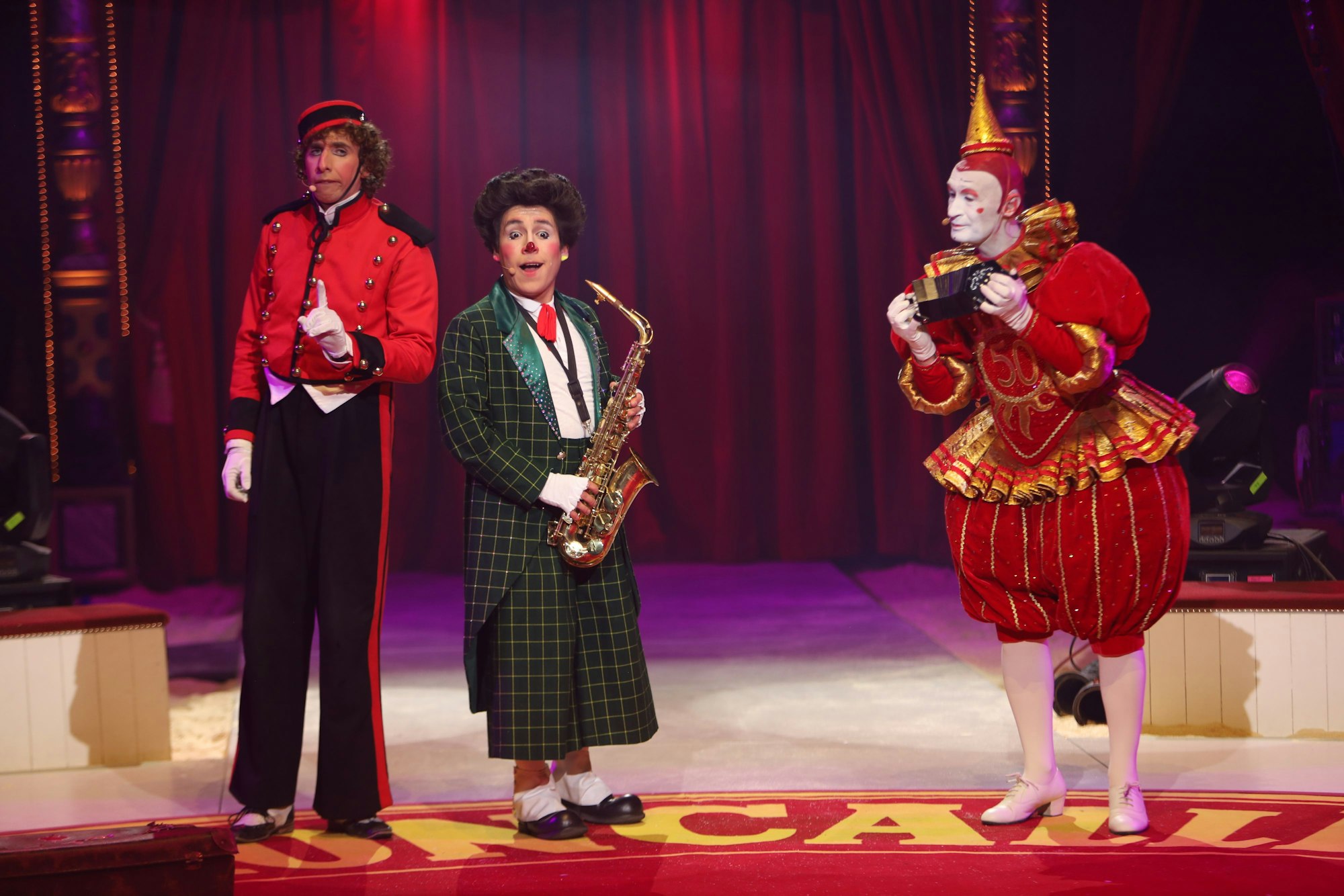 10.04.2026, Köln: Kevinski, Clown Canutito Jr. und Clown Gensi (v.l.) bei der Premiere beim Gastspiel 2026 des Zirkus Roncalli („Circus-Theater“) auf dem Neumarkt. Foto: Arton Krasniqi