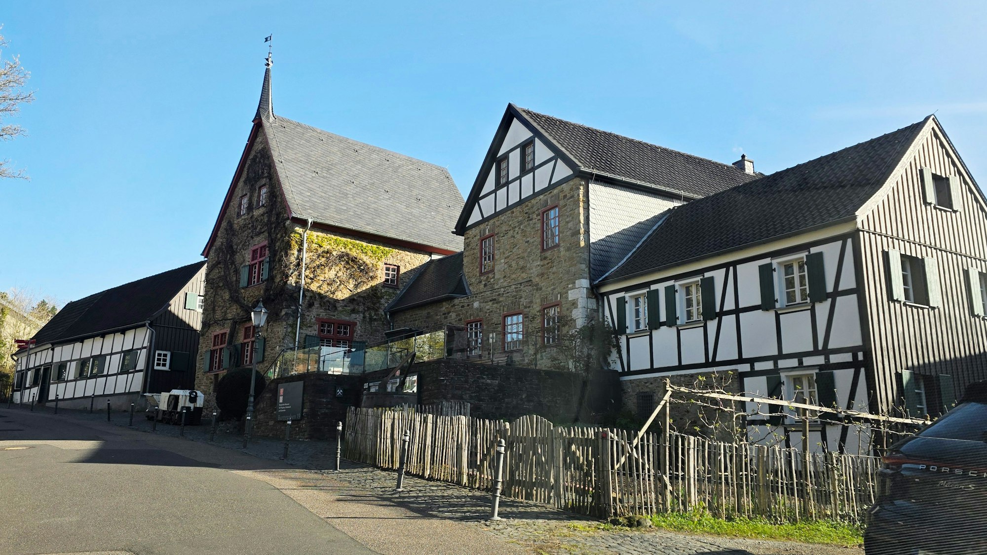 Blick auf den Bau des Bergischen Museums in Bensberg.