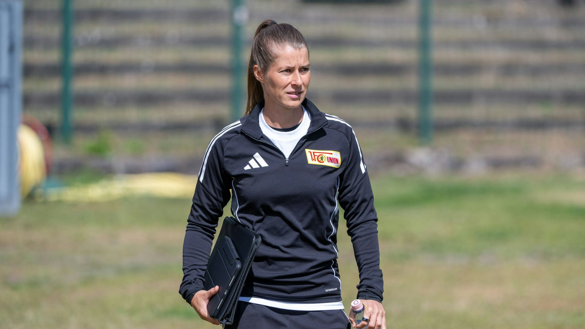 Marie-Louise Eta in einem Trainingsanzug von Union Berlin.