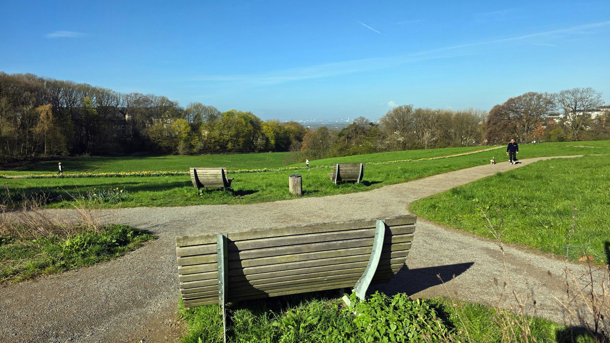 Landschaftssofas stehen im Bensberger Stadtgarten.