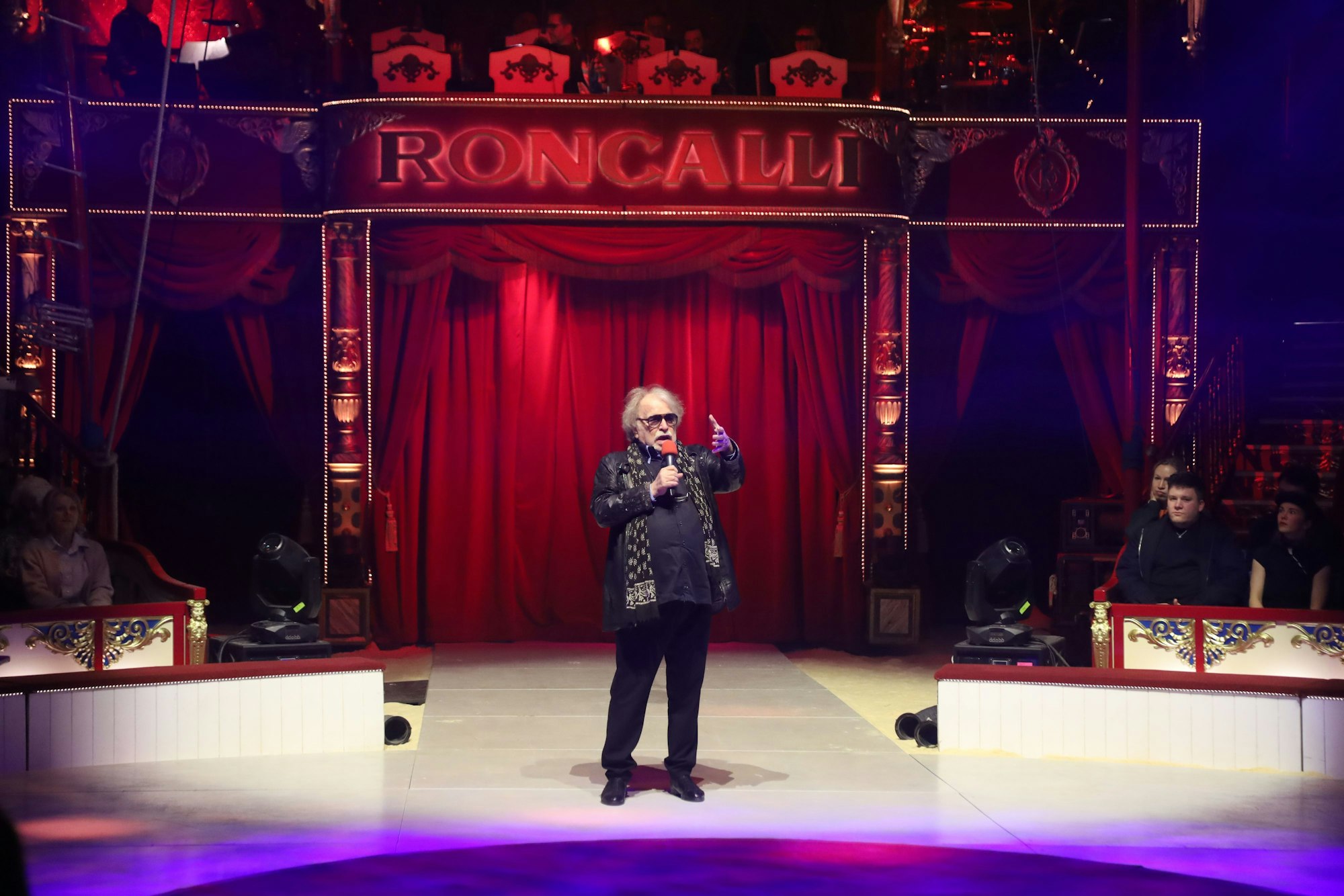 10.04.2026, Köln: Bernhard Paul begrüßt das Publikum bei der Premiere beim Gastspiel 2026 des Zirkus Roncalli („Circus-Theater“) auf dem Neumarkt. Foto: Arton Krasniqi