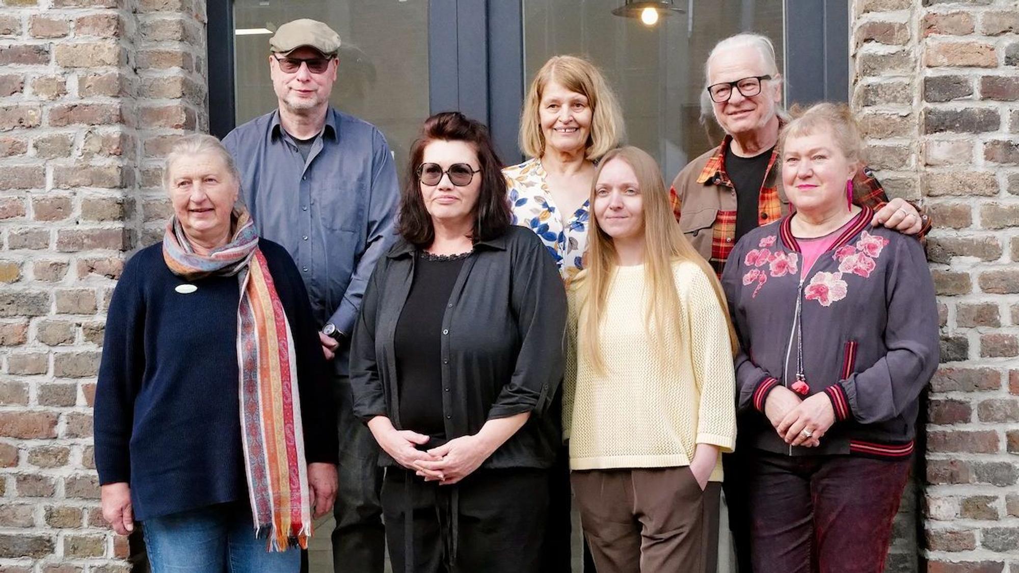 Wolfsgroschenroman der Kunstinitiative im Heimatverein Eitorf. Gruppenbild rechts Veit Beck, 2.v.r. Alwin Müller