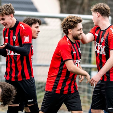 Das Bild zeigt einige Spieler der JSG Erft Euskirchen nach dem Ausgleich gegen Bessenich.