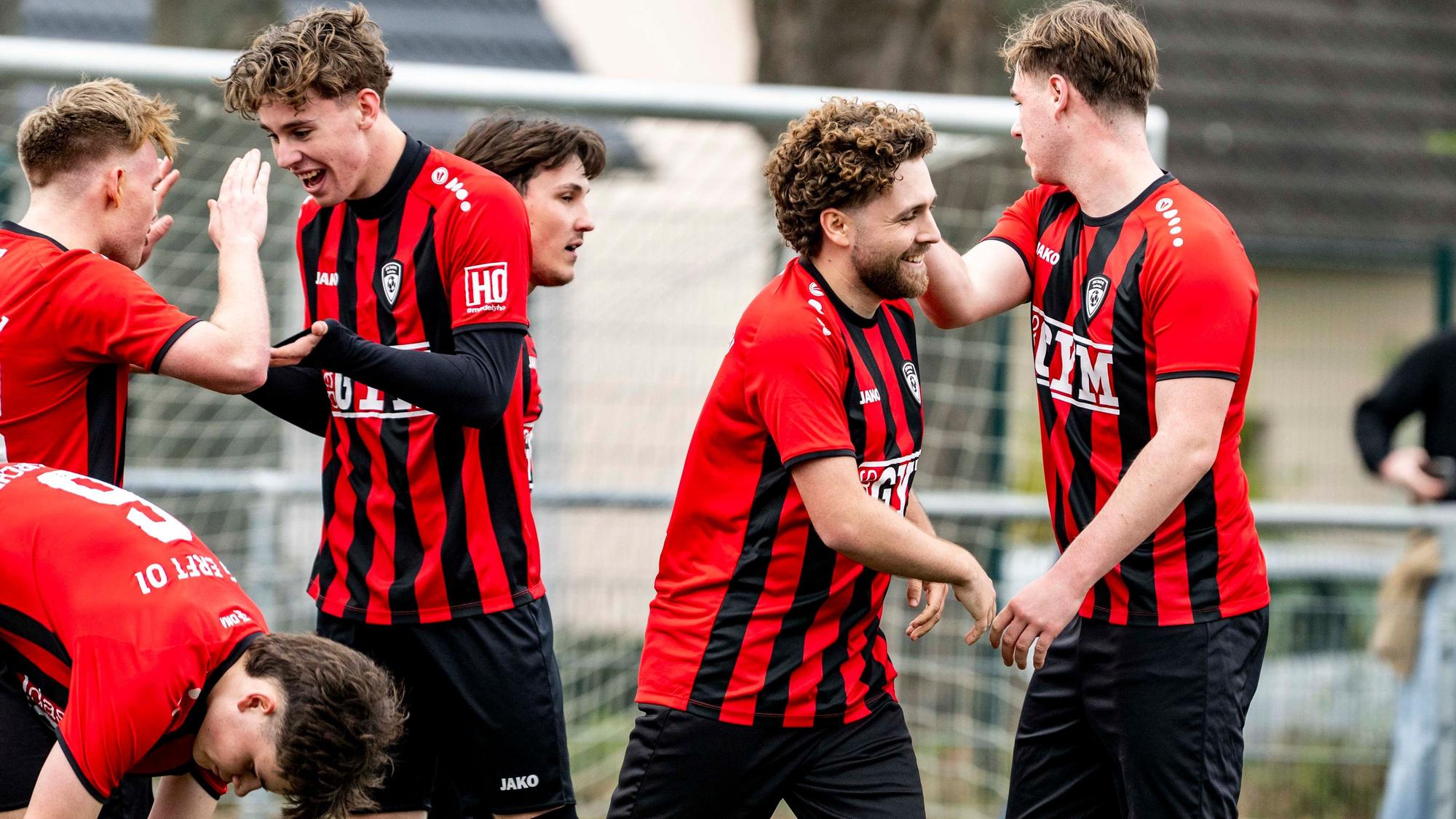 Das Bild zeigt einige Spieler der JSG Erft Euskirchen nach dem Ausgleich gegen Bessenich.