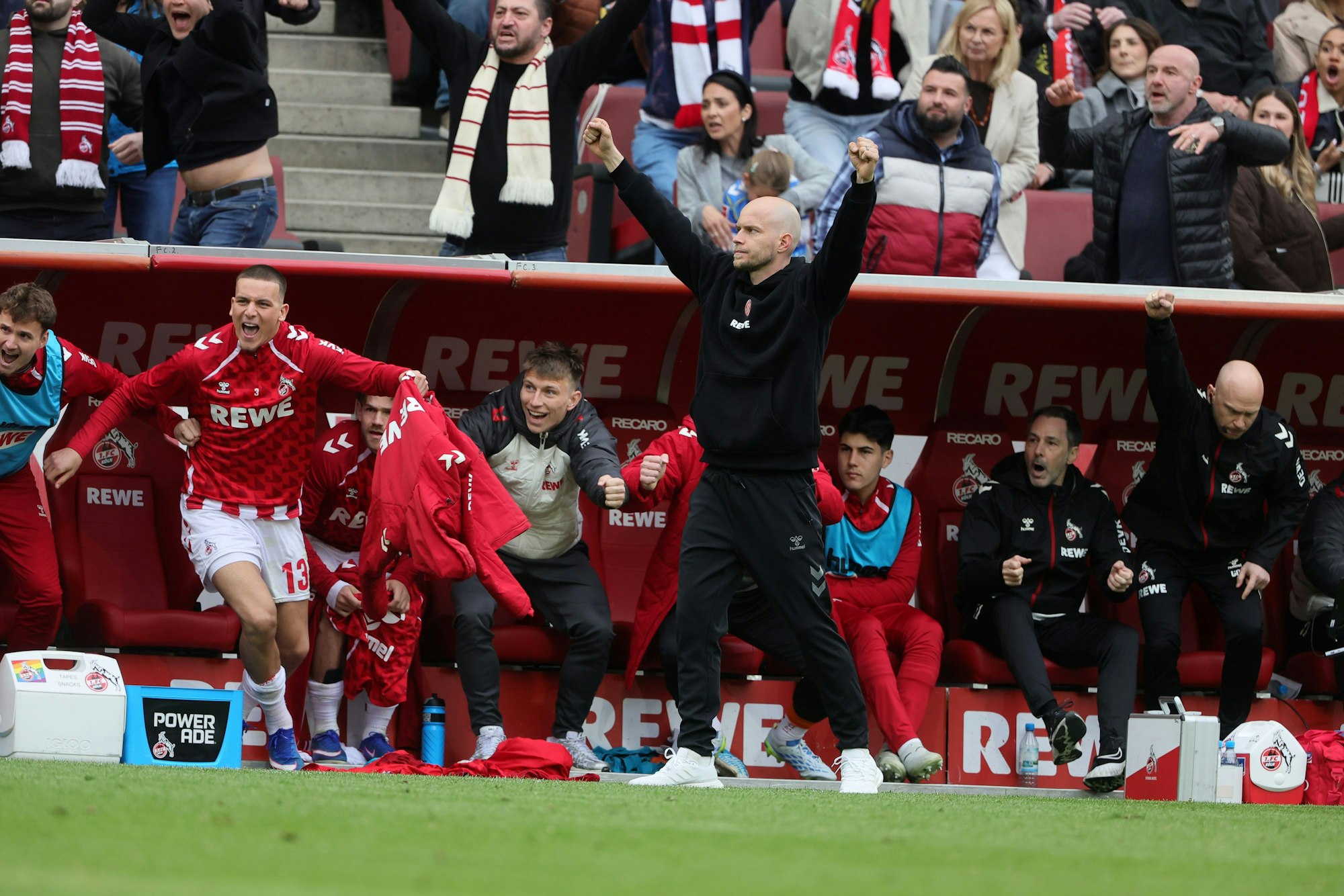 1. FC Köln vs. Werder Bremen, 29. Spieltag, 17.04.2026, 15.30 Uhr, rechts: Rene Wagner (1. FC Köln) jubelt über das Tor zum 3:1, Bild: Herbert Bucco