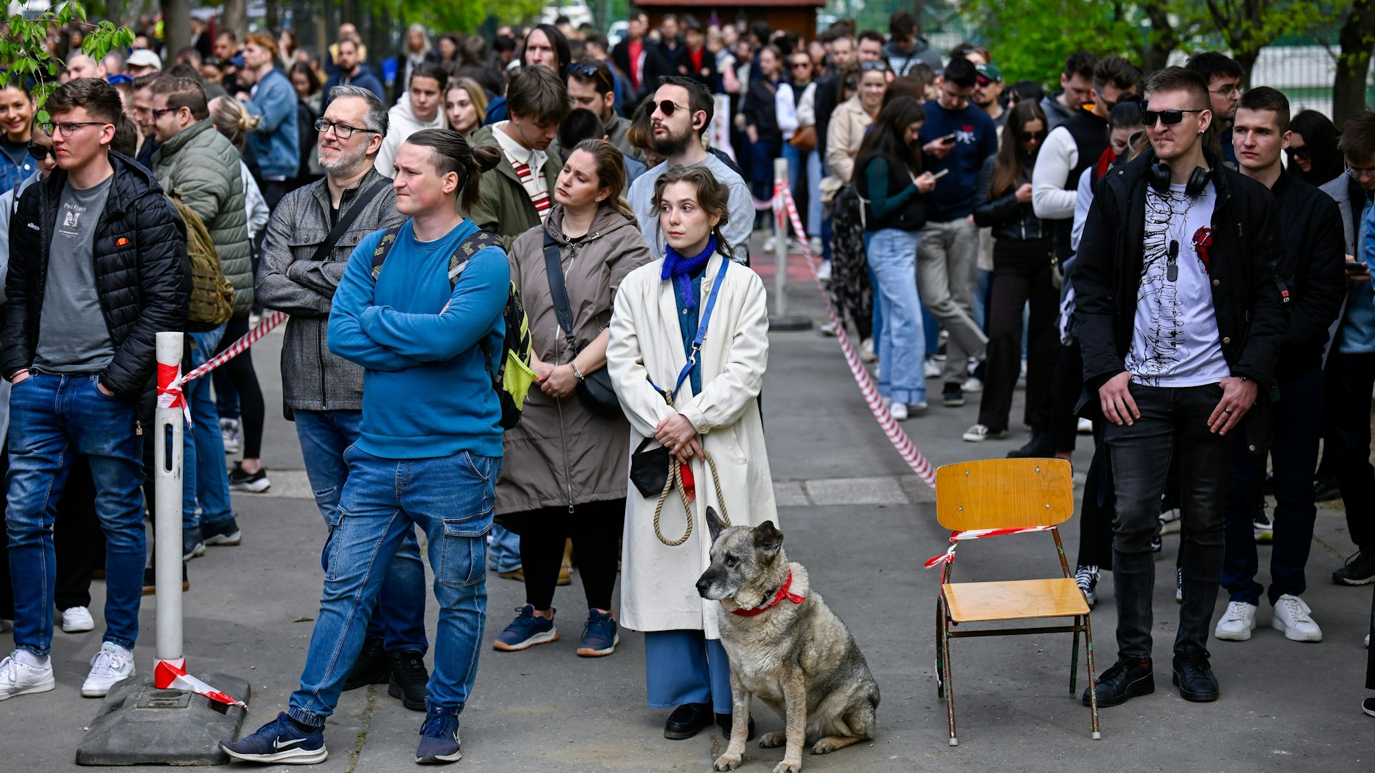 Budapest: Viele Menschen warten vor einem Wahllokal während der ungarischen Parlamentswahlen am Sonntag, 12. April.