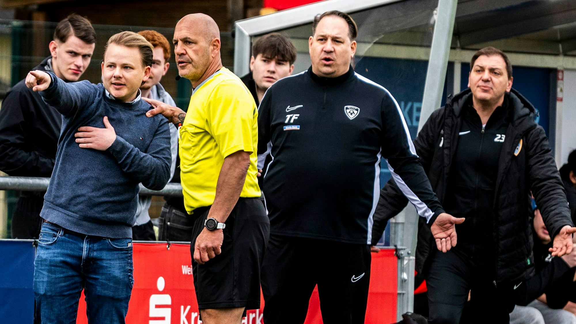 Das Bild zeigt den Trainer, der dem Unparteiischen seine Sicht der Dinge erläutert.