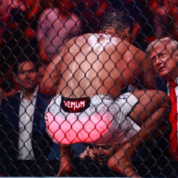 Der Brasilianer Paulo Costa unterhält sich am Samstag (11. April) mit US-Präsident Donald Trump nach Costas Sieg gegen den Russen Azamat Murzakanov im Kaseya Center in Miami.