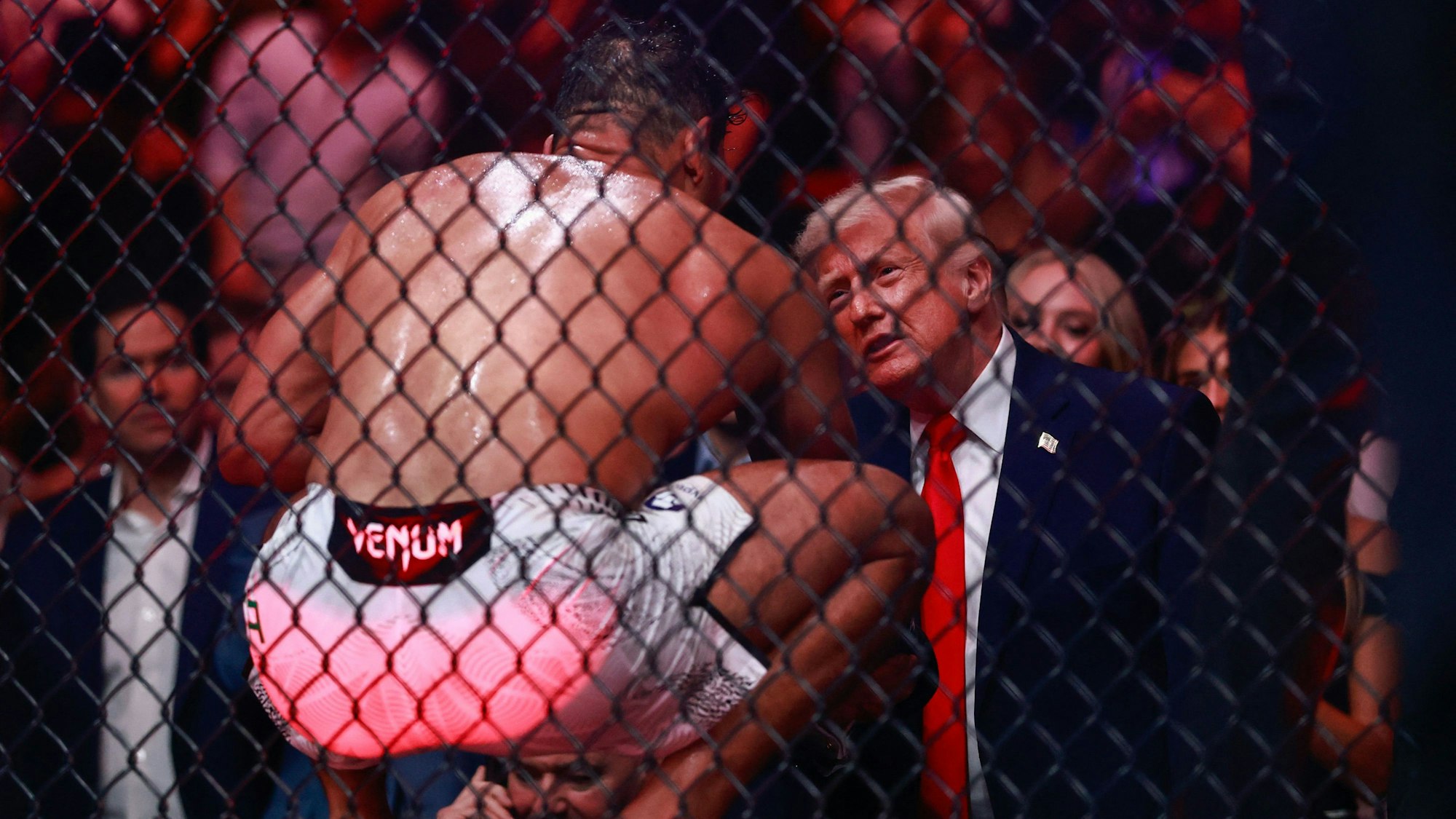 Der Brasilianer Paulo Costa unterhält sich am Samstag (11. April) mit US-Präsident Donald Trump nach Costas Sieg gegen den Russen Azamat Murzakanov im Kaseya Center in Miami.