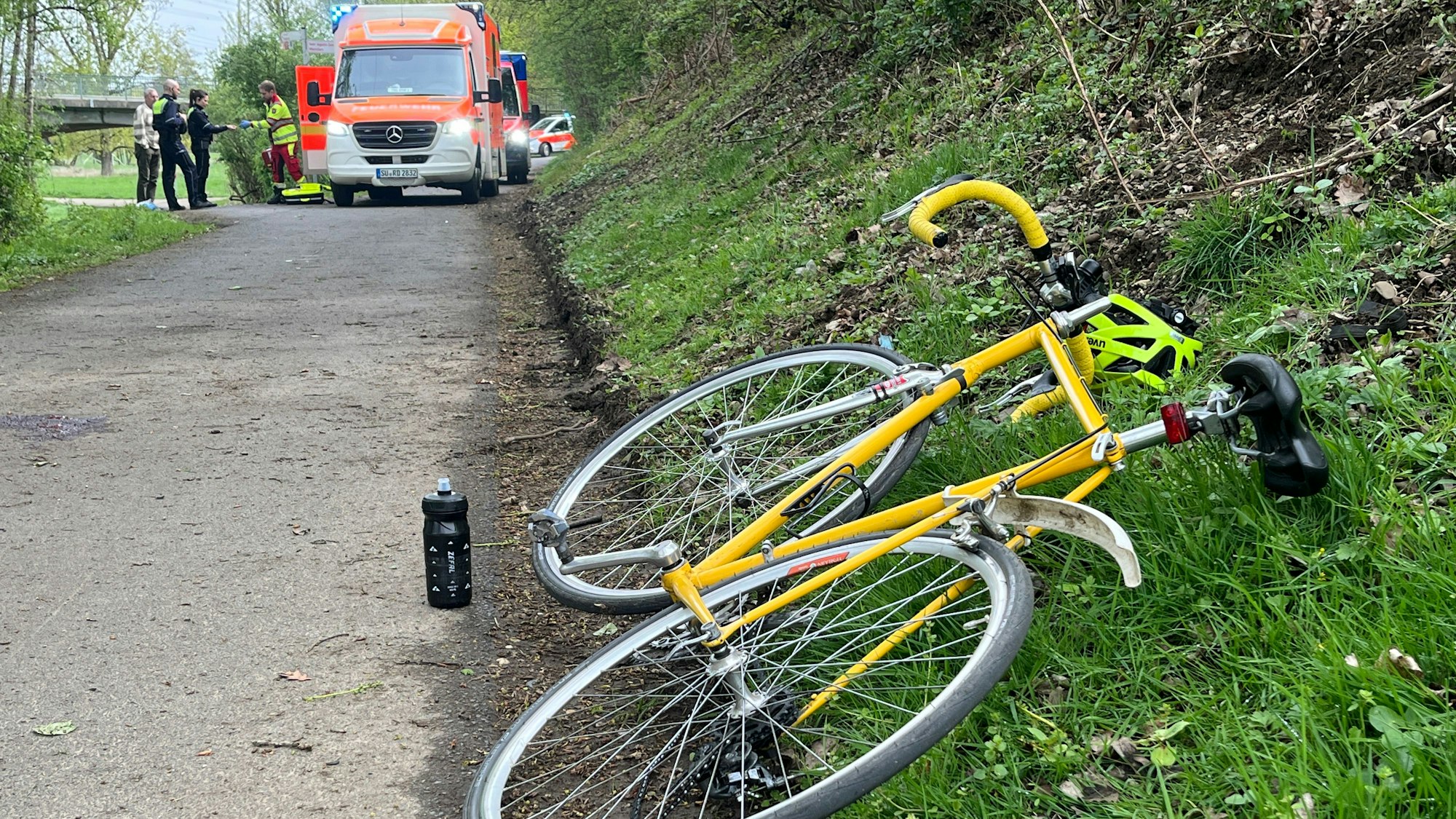 Bei einem Frontalzusammenstoß sind am Sonntag (12. April) zwei Rennradfahrer auf einem Radweg in Sankt Augustin schwer verletzt worden.