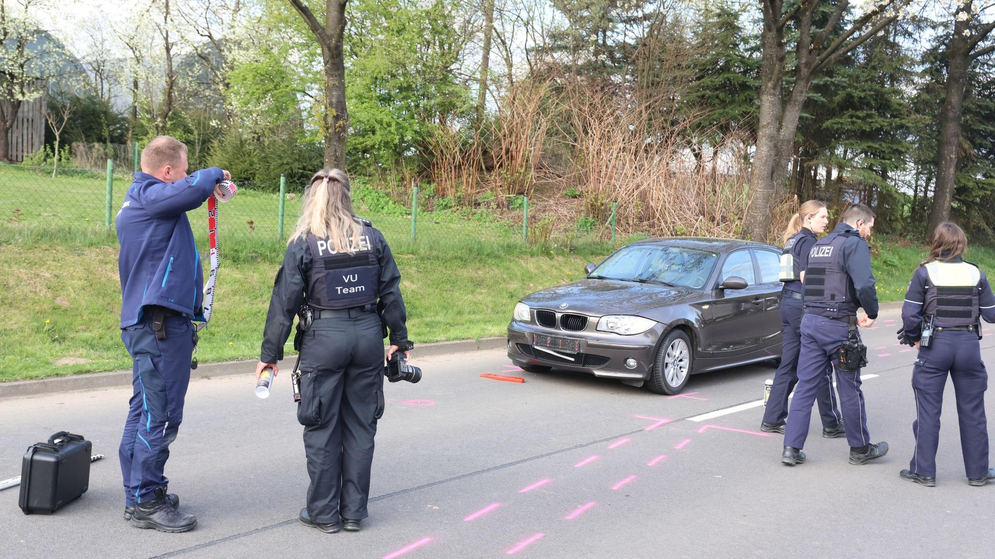 Einsatzkräfte sichern die Unfallstelle ab.