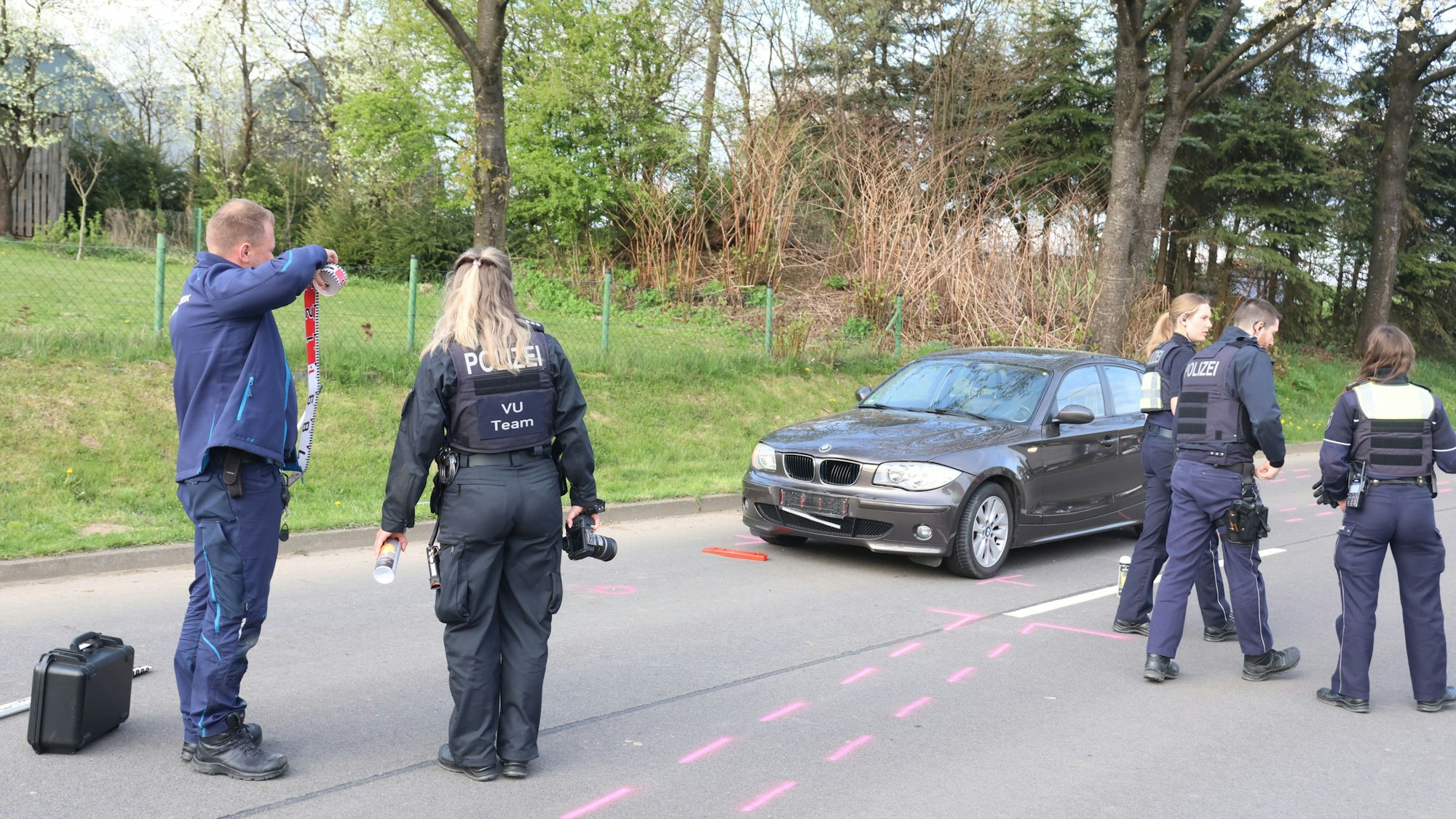 Einsatzkräfte sichern die Unfallstelle ab.