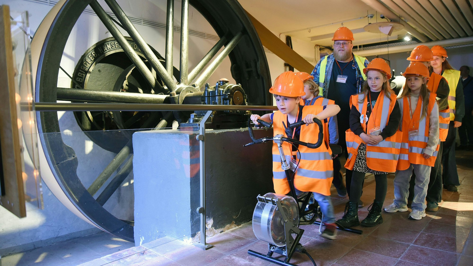 Im LVR Industriemuseum in Engelskirchen treten die Kinder in die Pedale um Strom zu erzeugen.