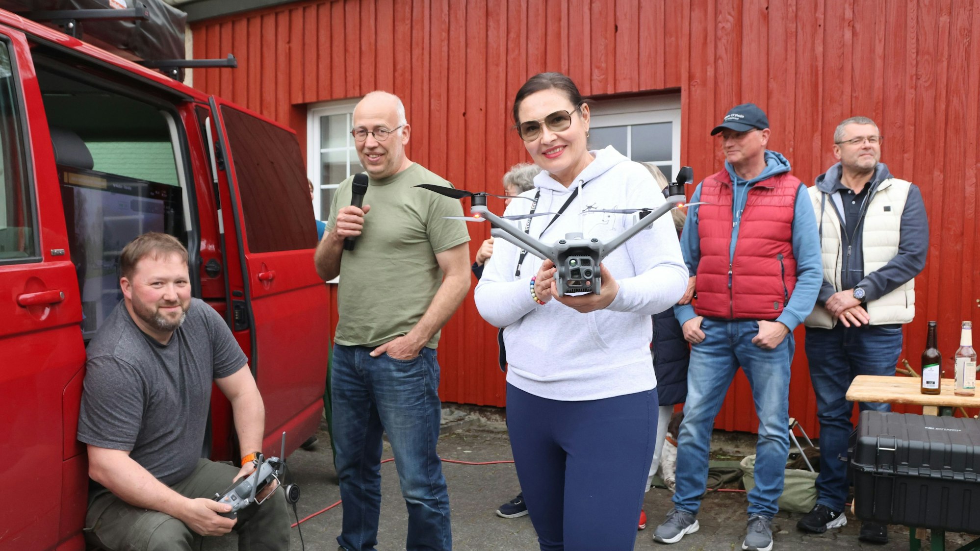 Bei einer Vorführung zeigte der Verein, wie Rehkitze mithilfe von Drohnen aufgespürt werden.