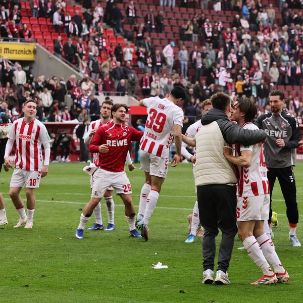 Kölner Glücksgefühle: Die FC-Spieler tanzen nach dem Abpfiff ausgelassen vor der Südkurve.