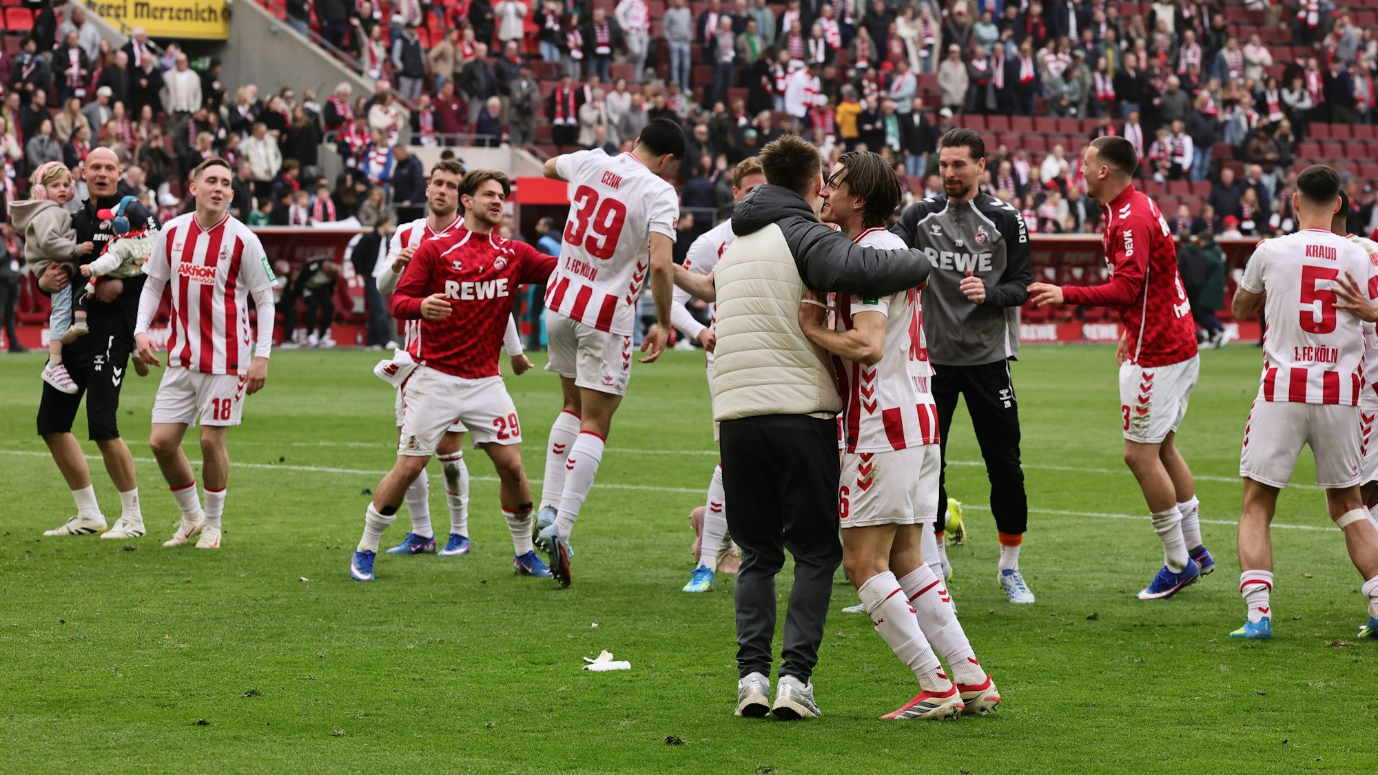 Kölner Glücksgefühle: Die FC-Spieler tanzen nach dem Abpfiff ausgelassen vor der Südkurve.