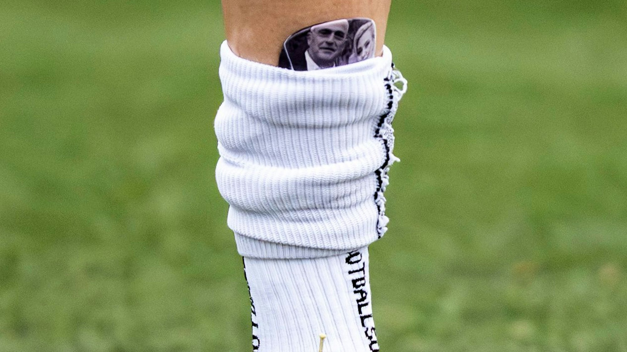 Das Bild zeigt einen Schienbeimschoner.