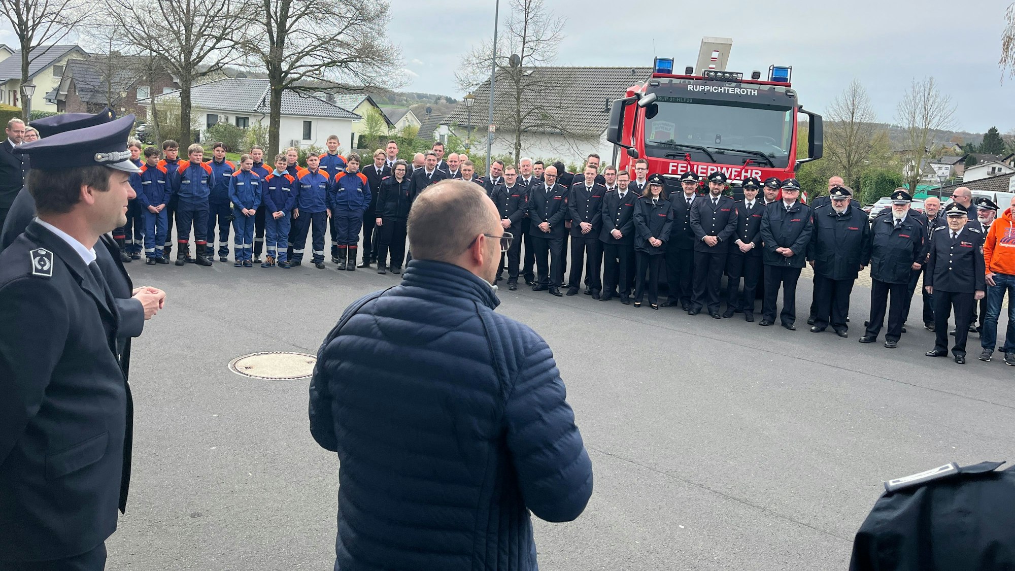 Bürgermeister Matthias Jedich (M.) übergab der Freiwilligen Feuerwehr Ruppichteroth das neue Hilfeleistungs- und Löschgruppenfahrzeug.