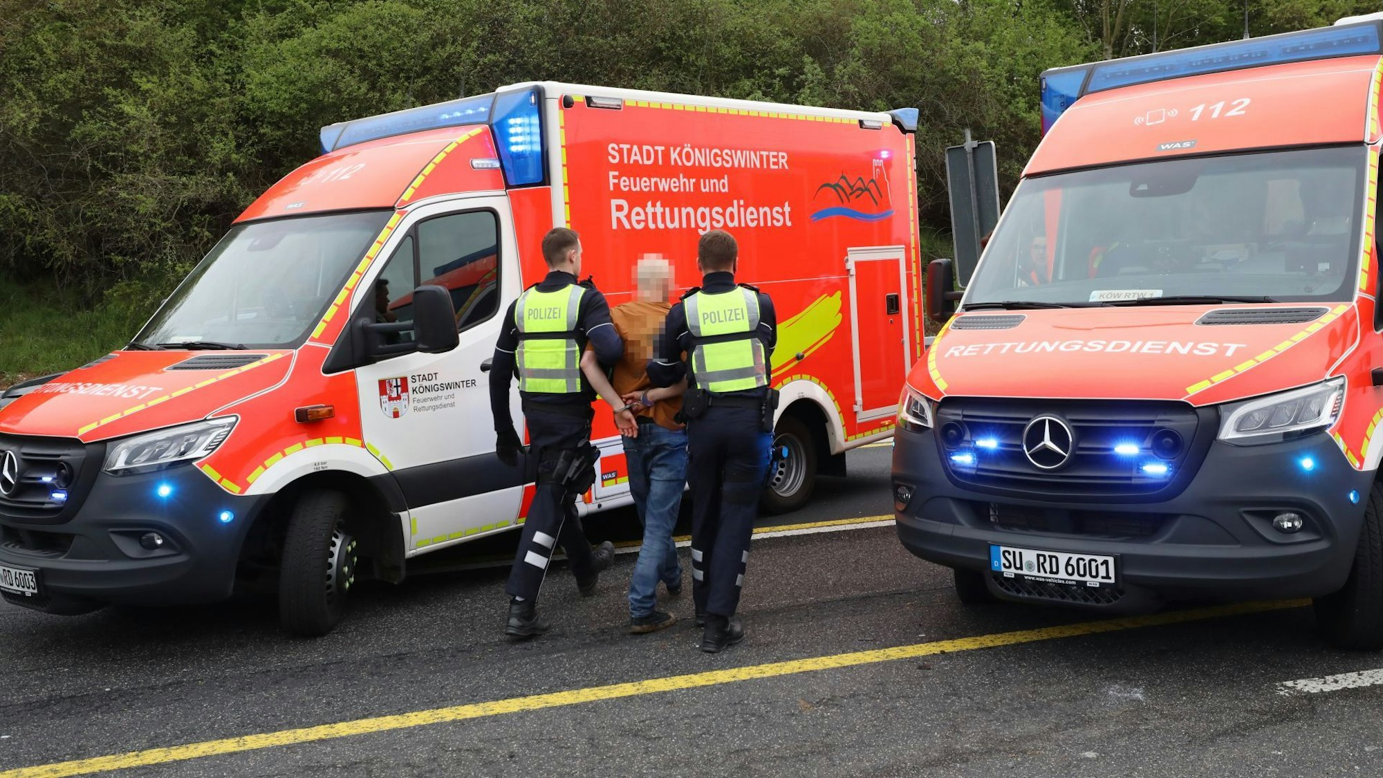 Mit Handschellen musste der Unfallverursacher abgeführt werden, nachdem er einen dubiosen Fluchtversuch unternommen hatte.