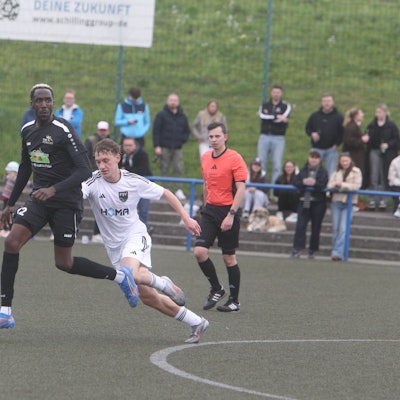 Olivier Sebudandi (am Ball) und der TuS Mondorf müssen sich dem FSV um Philip Schulz geschlagen geben.