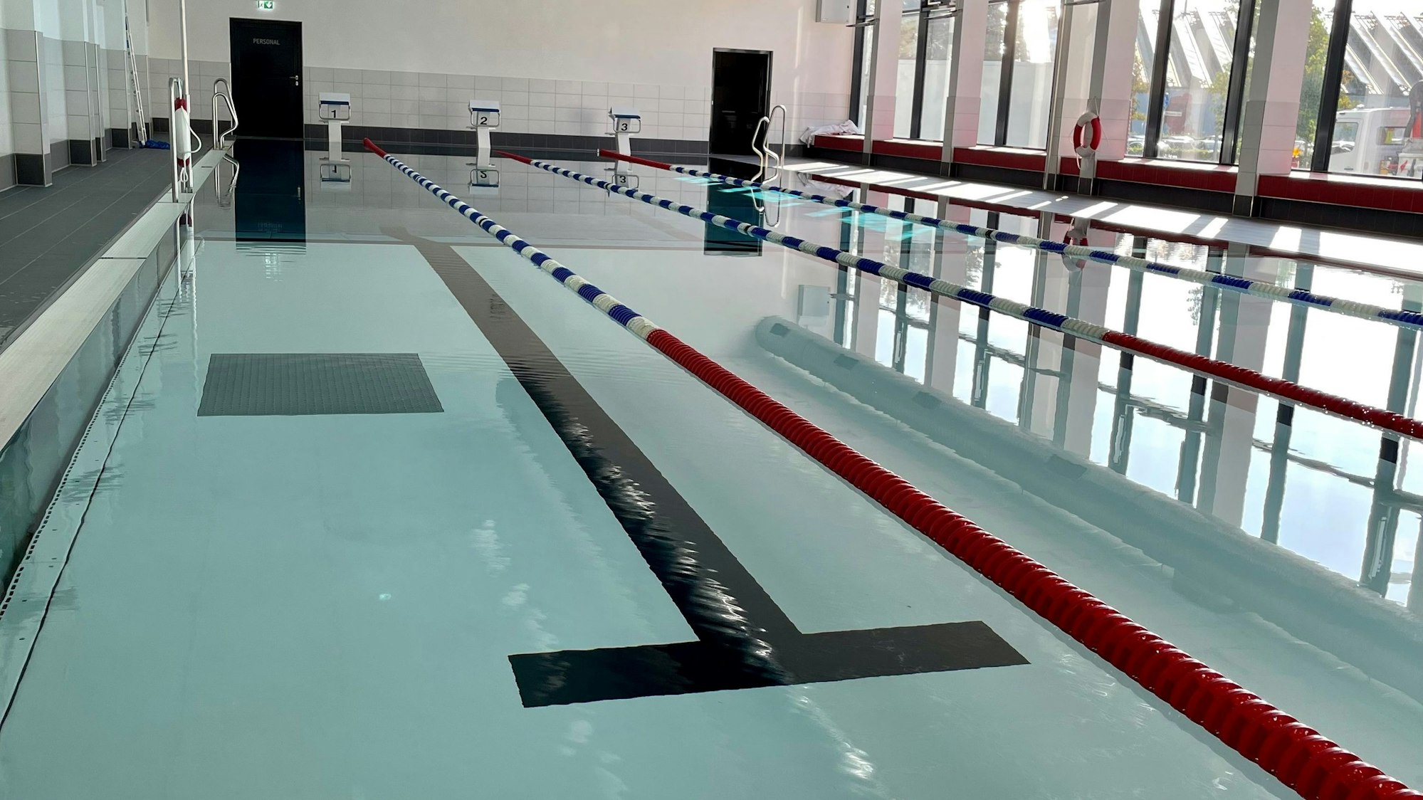 Im Sportbecken des Hermann-Weber-Bads weist der Hubboden Schäden auf. Archivfoto.