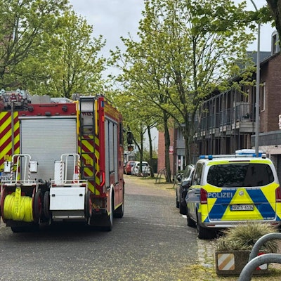 Das Foto zeigt Feuerwehr und Polizei.