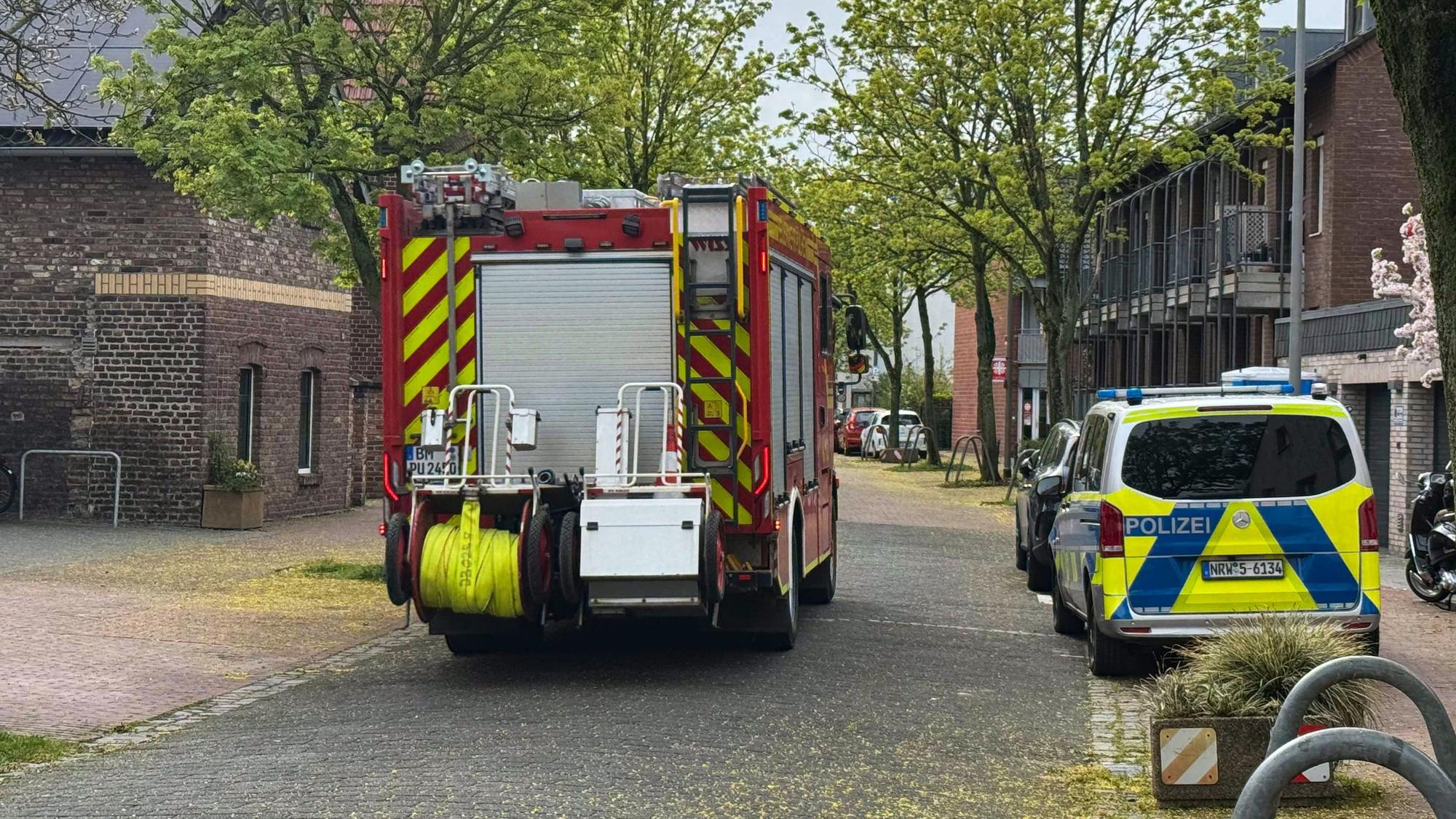 Feuerwehr und Polizei waren nach einer Auseinandersetzung im Stadtgarten im Einsatz. Ein Mann erlitt tödliche Verletzungen.