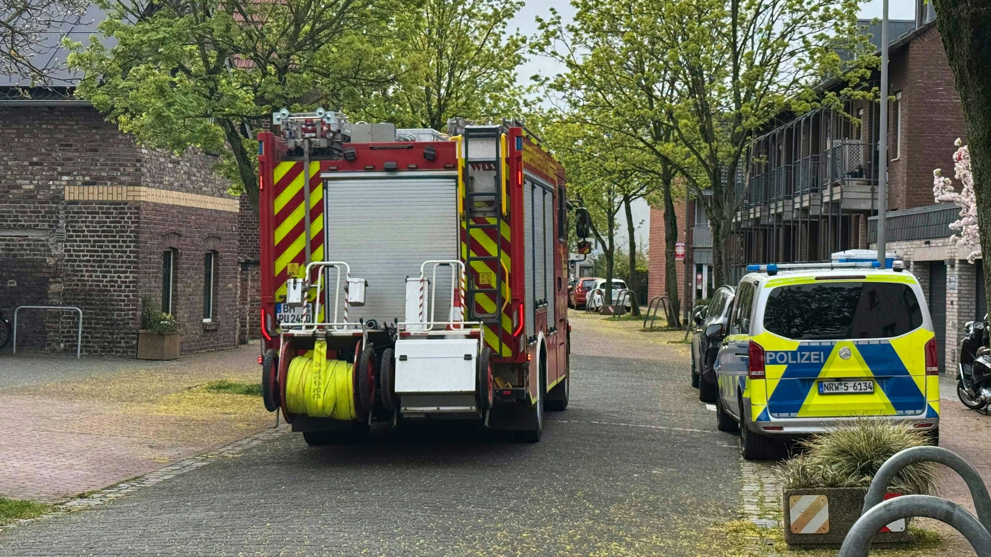 Feuerwehr und Polizei waren nach einer Auseinandersetzung im Stadtgarten im Einsatz. Ein Mann erlitt tödliche Verletzungen.