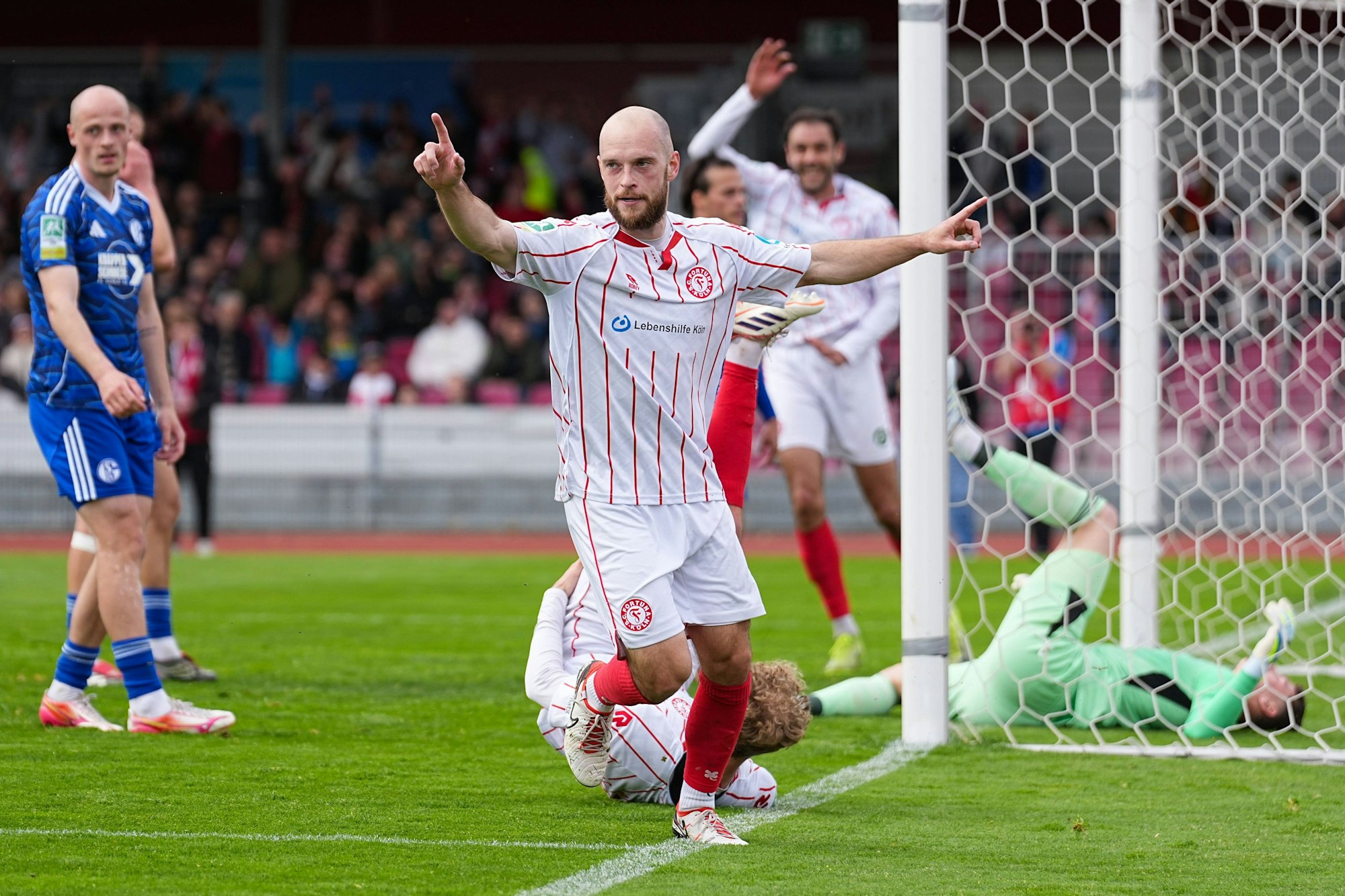 12.04.2026, xydrx, Fußball, Regionalliga West, SC Fortuna Köln - FC Schalke 04 II , Saison 2025 2026, Südstadion: Torjubel nach dem Tor zum 2:0 für den SC Fortuna Köln durch Torschütze Adrian Stanilewicz SC Fortuna Köln, 20 *** 12 04 2026, xydrx, Soccer, Regionalliga West, SC Fortuna Köln FC Schalke 04 II , Season 2025 2026, Südstadion Goal celebration after the 2-0 goal for SC Fortuna Köln by scorer Adrian Stanilewicz SC Fortuna Köln, 20 Copyright: HMBxMedia/YannisxDreimann