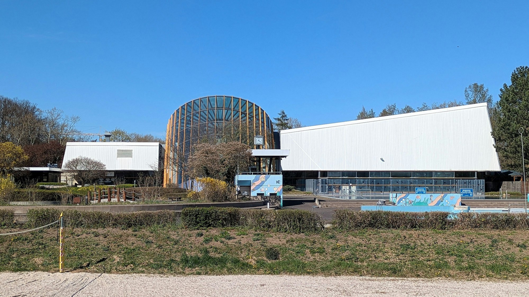 9. April 2026. Bornheim. Das HallenFreizeitBad ist in die Jahre gekommen und muss dringend saniert werden. Foto: Frank Engel-Strebel