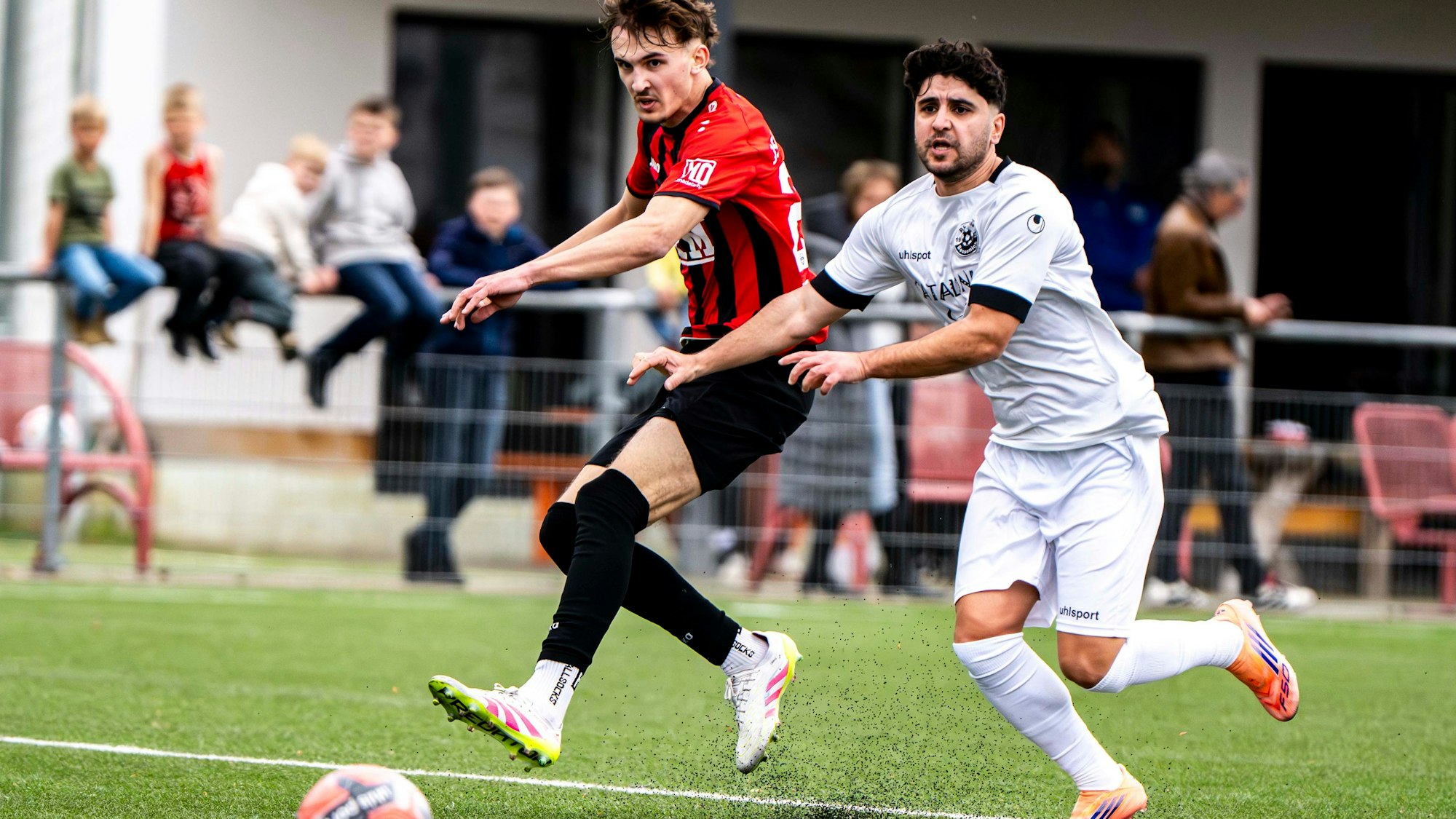 Das Bild zeigt den Offensivspieler der JSG nach einem Schuss aufs Tor.